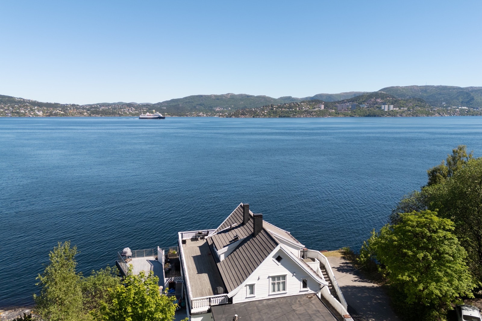 Fantastisk utsikt over Byfjorden fra sentrum til Morvik. Galleribilde