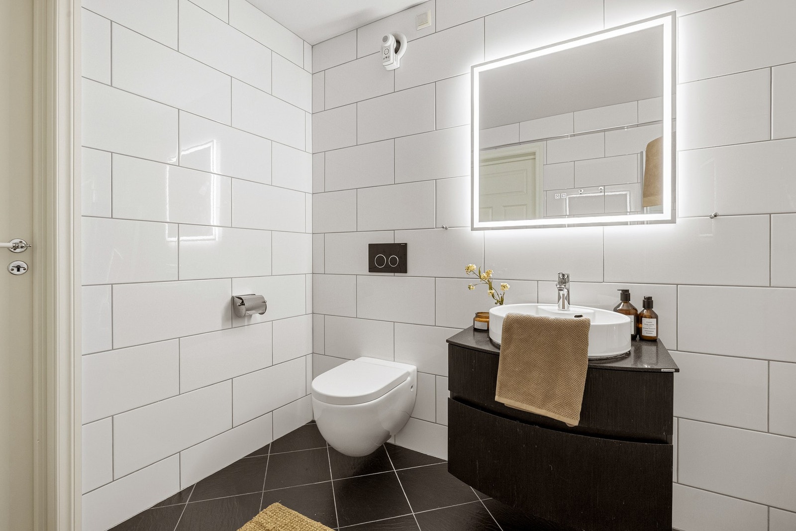 Badet er innredet med skapinnredning med servant, vegghengt toalett og dusjhjørne. Galleribilde