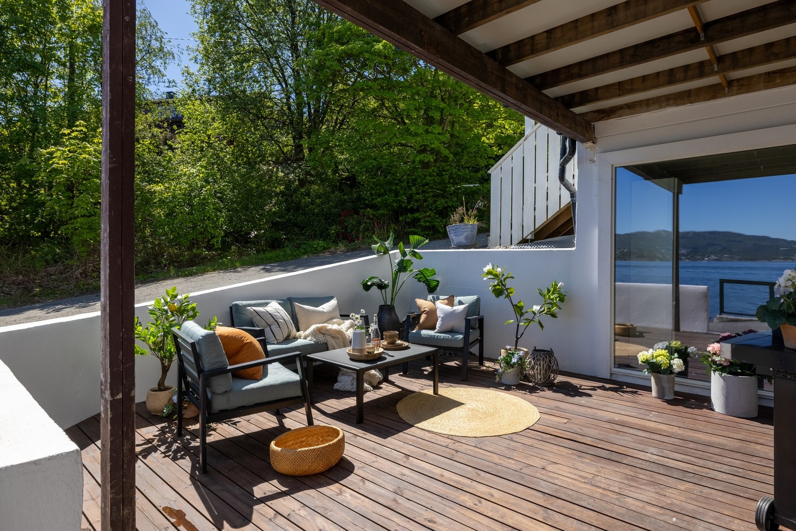 Leiligheten har en romslig markterrasse på 20 kvm med flott utsikt og god plass til ønsket utemøblement. Galleribilde