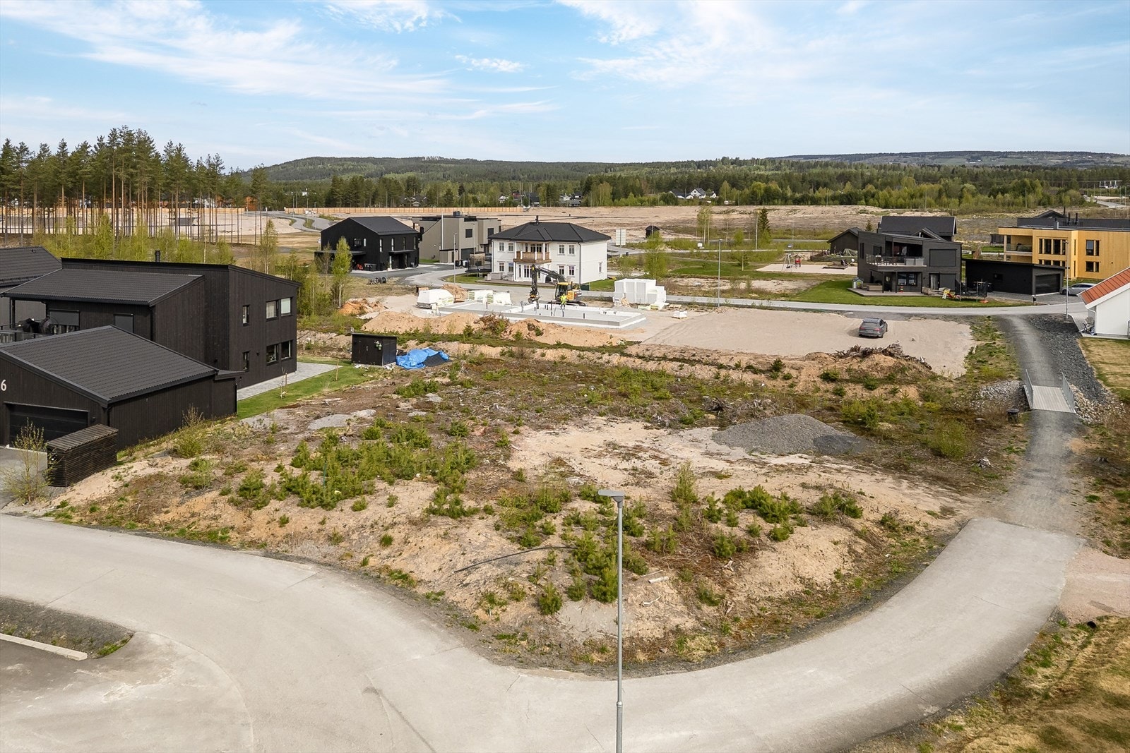 Eiendommen ligger på Smedstadtoppen som er et nyere boligområde på Ydalir. Her får du en fin, tilbaketrukket og rolig beliggenhet, samtidig som du har enkel tilgang til det meste av hva du trenger i hverdagen. Galleribilde