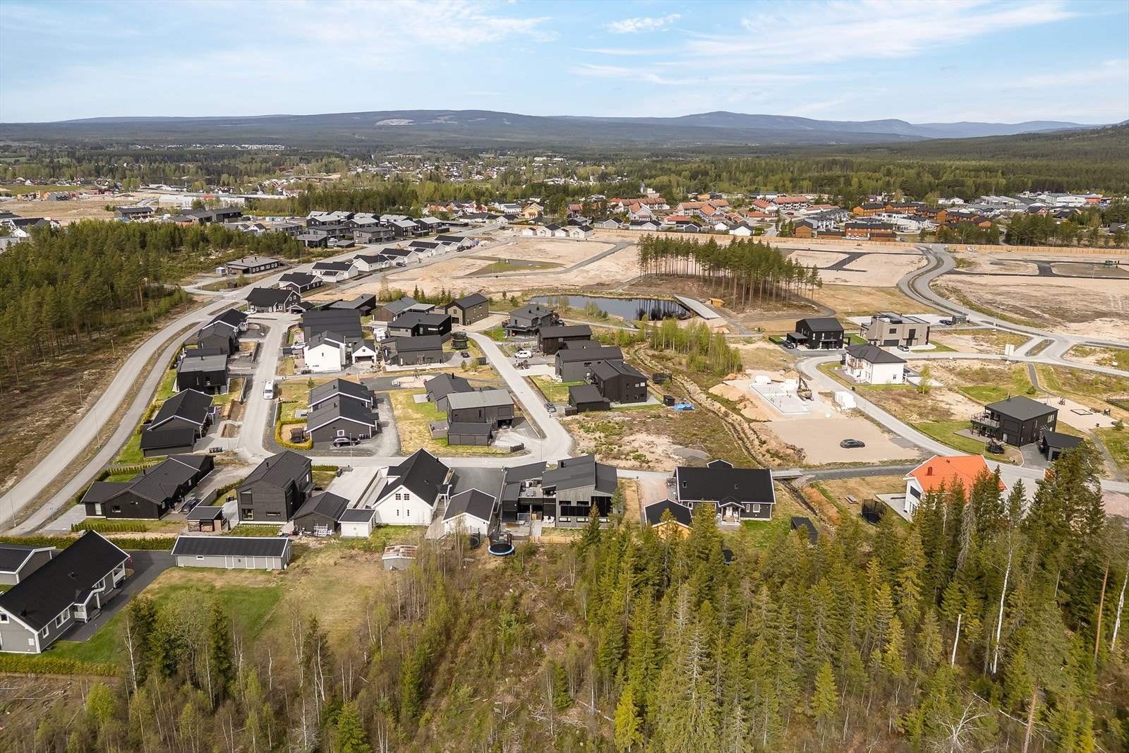 Fra eiendommen er det kun ca. 3 km til sentrumskjernen i Elverum med byfasiliteter og servicetilbud. Med et godt utbygd gang- og sykkelstinett vil dette føre deg rundt til både sentrum, øvrige bydeler og til Sagtjernet med badeplass. Galleribilde