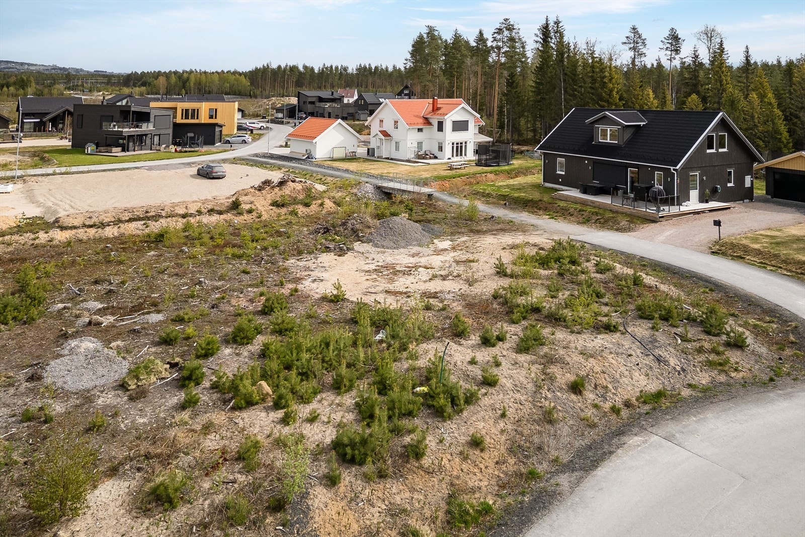 En stor og solrik boligtomt på ca. 930,9m² uten byggeklausul! Galleribilde