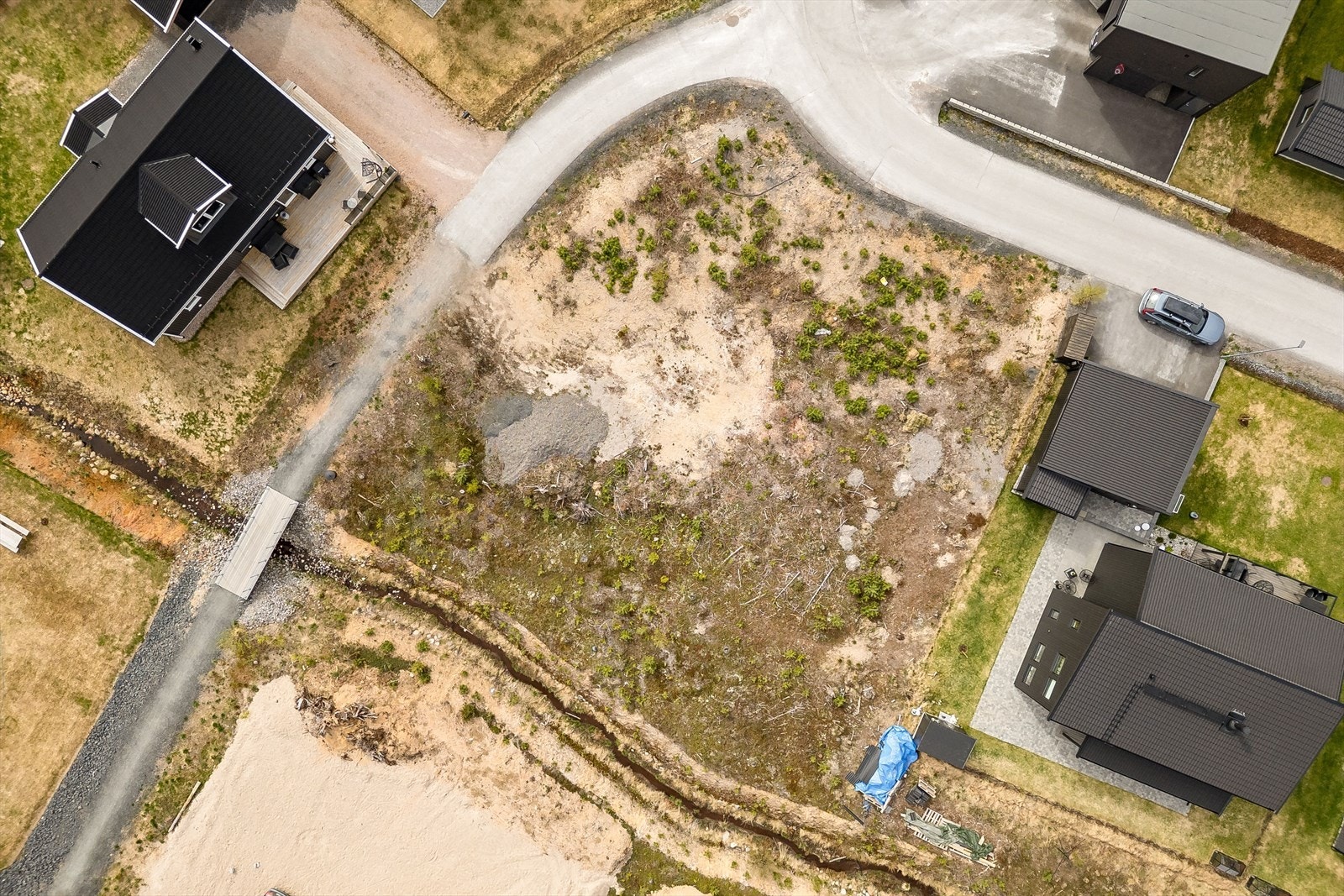 Eiertomt på ca. 930,9m². Maksimal utnyttingsgrad skal være %- BYA = 35 %. Galleribilde