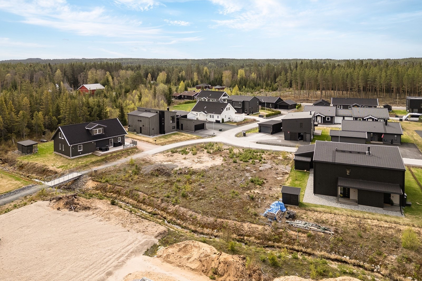 Innenfor planområdet skal moderne bruk av tre i kombinasjon med andre materialer utredes for nye bygg, jf. gjeldende veileder for bruk av tre i Elverum. Galleribilde