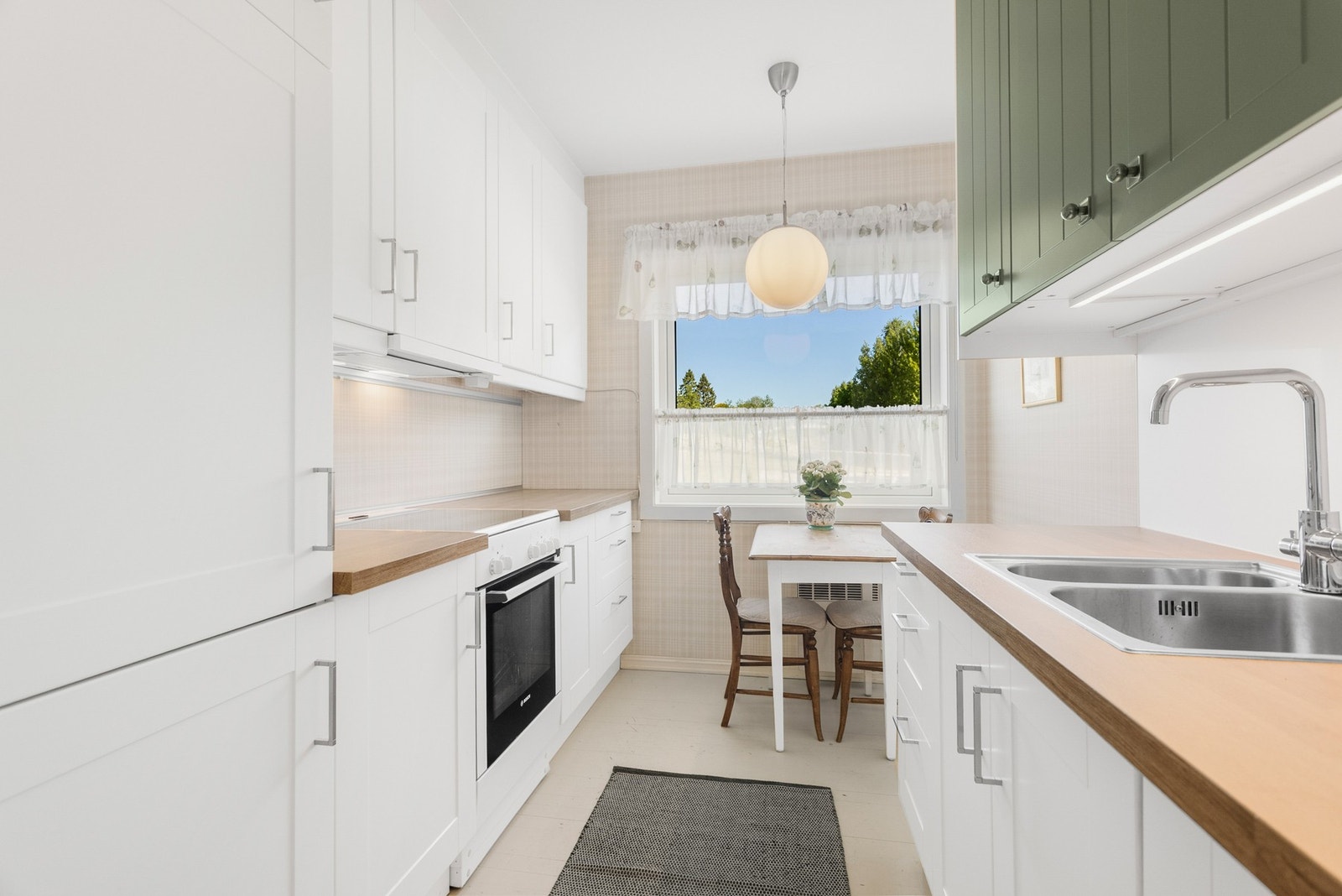 Fin kjøkkeninnredning fra IKEA satt inn i 2010. Godt med skap- og benkeplass. Galleribilde