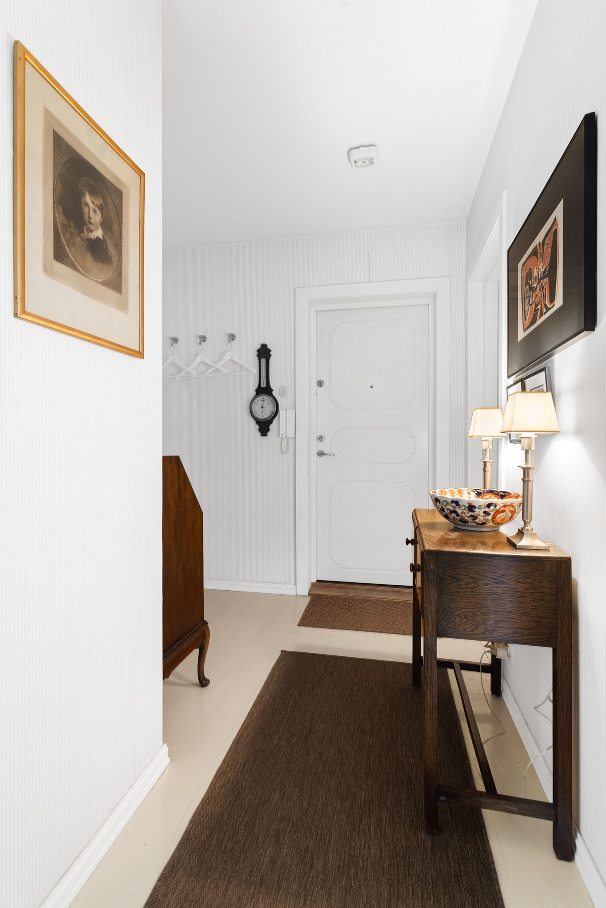 Romslig entré, med god plass til oppbevaring av yttertøy og sko. Galleribilde