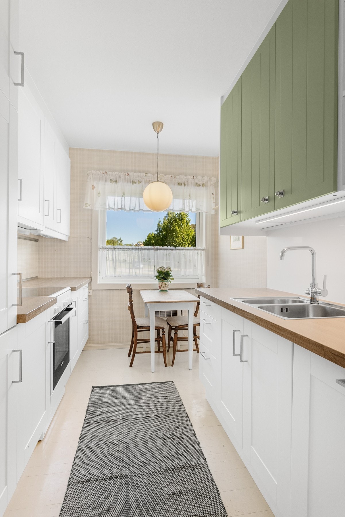 På kjøkkenet er det også plass til hyggelig frokostplass. Galleribilde