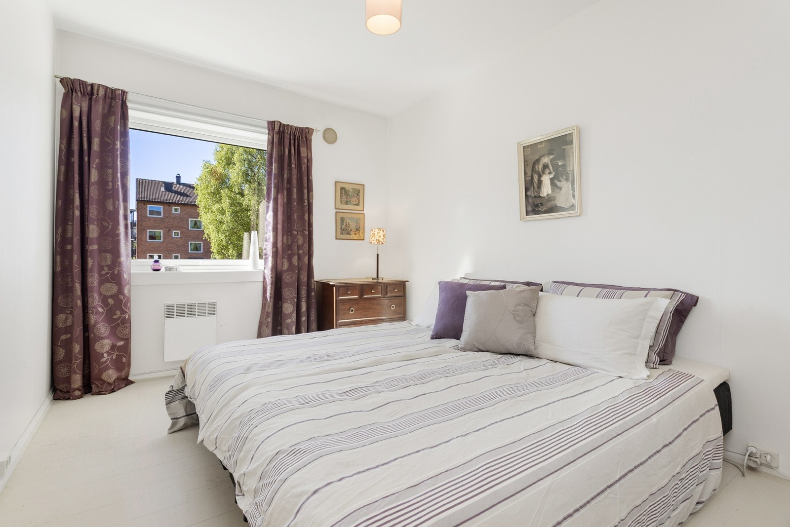 Hovedsoverom med god plass til innredning av dobbeltseng. Galleribilde