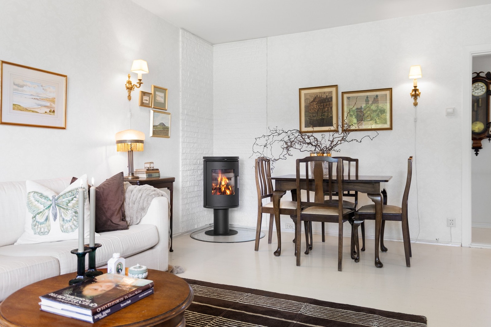 Lys og trivelig stue. I rommet står også en flott peisovn som varmer godt på kjølige dager. Galleribilde