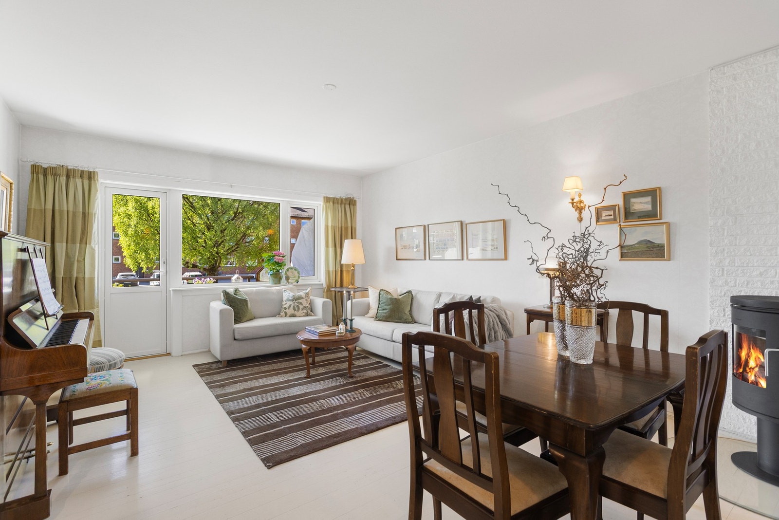 God plass til møblering av sofa- og spisegruppe. Utgang til hyggelig balkong. Galleribilde