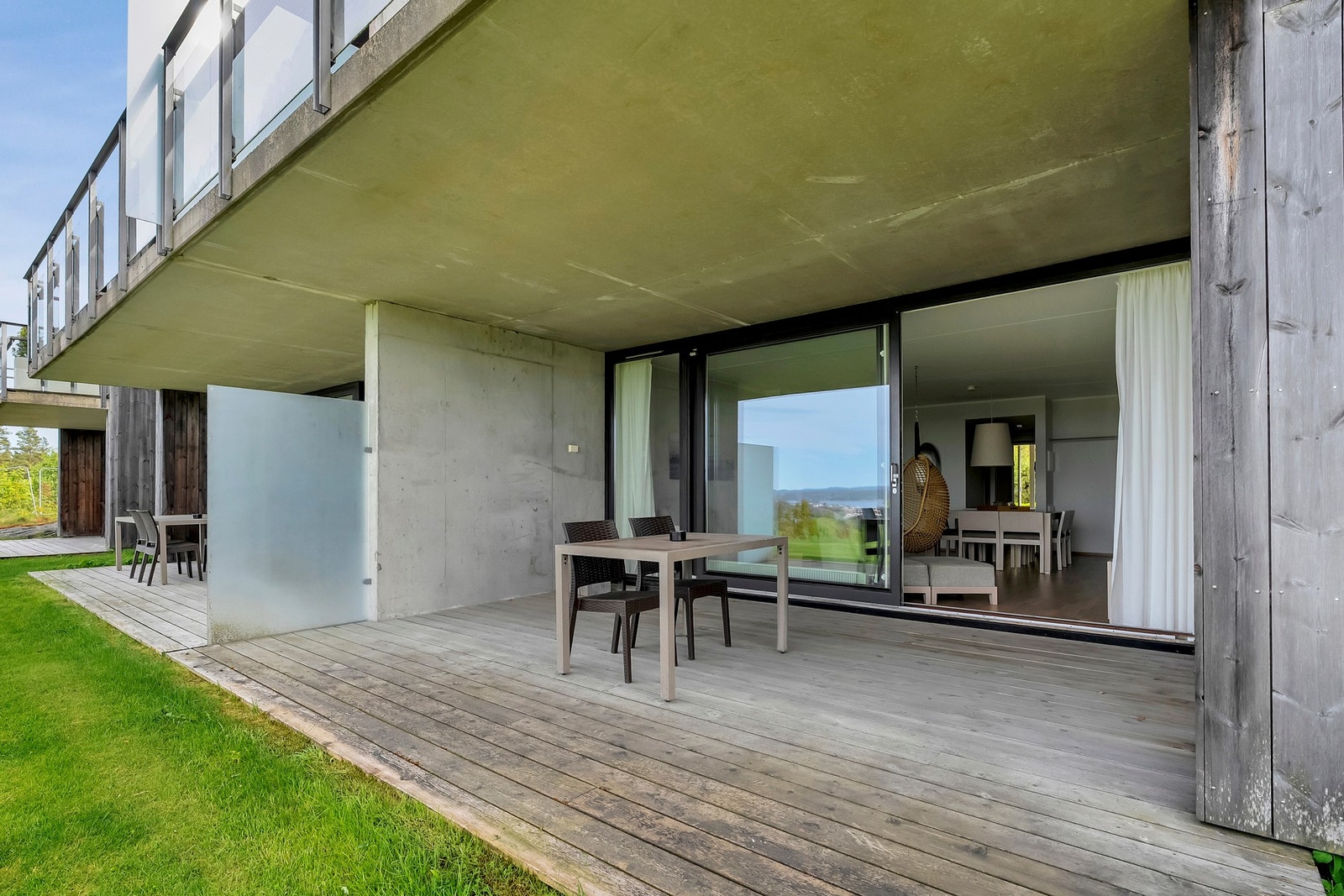 Fra stuen er det utgang til en terrasse med sen kveldssol og imponerende 180 graders sjøutsikt. Galleribilde