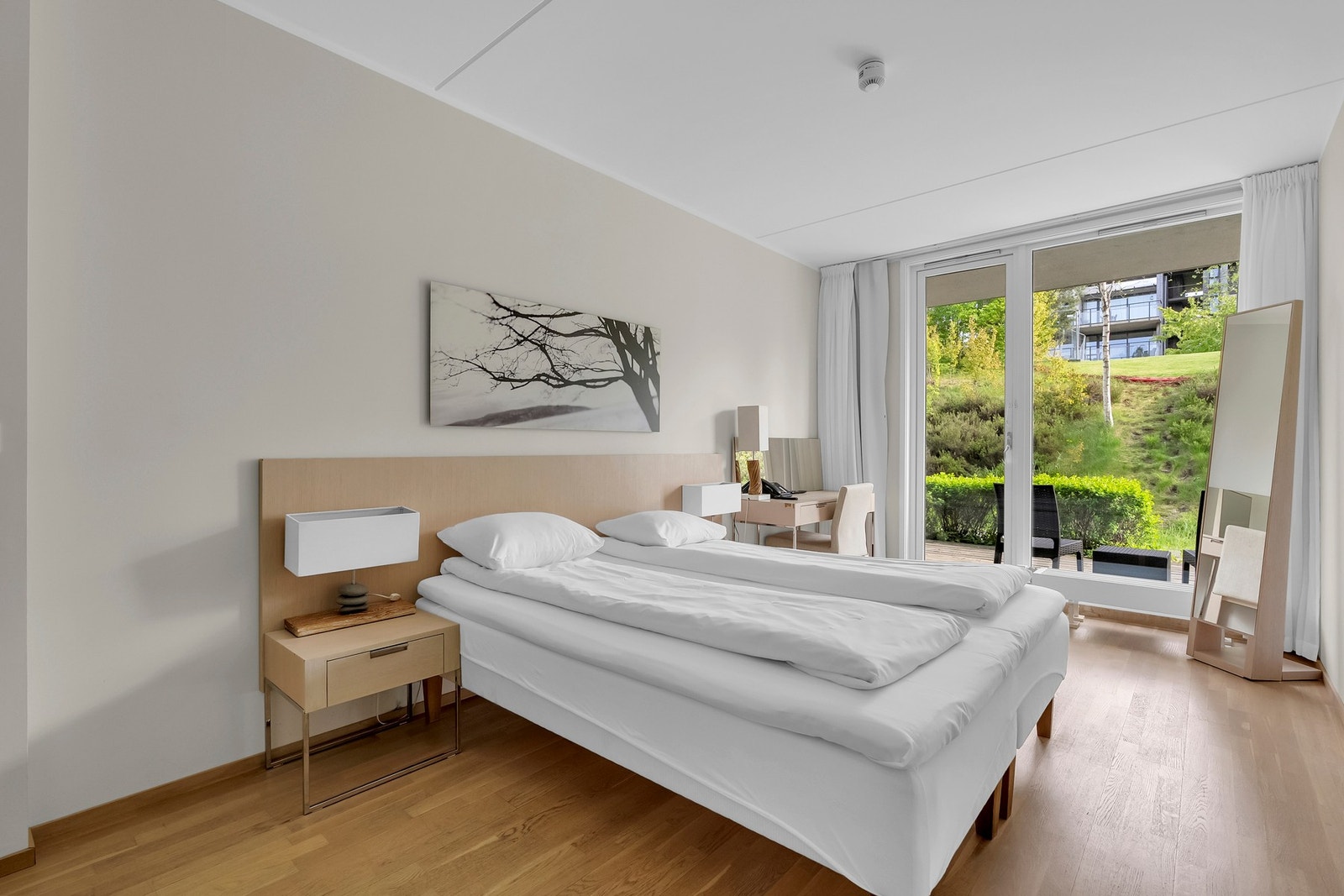 Ett av rommene tilhører en egen del, ofte omtalt som "hotellrommet", som kan lukkes av og eventuelt benyttes som separat utleieenhet. Galleribilde