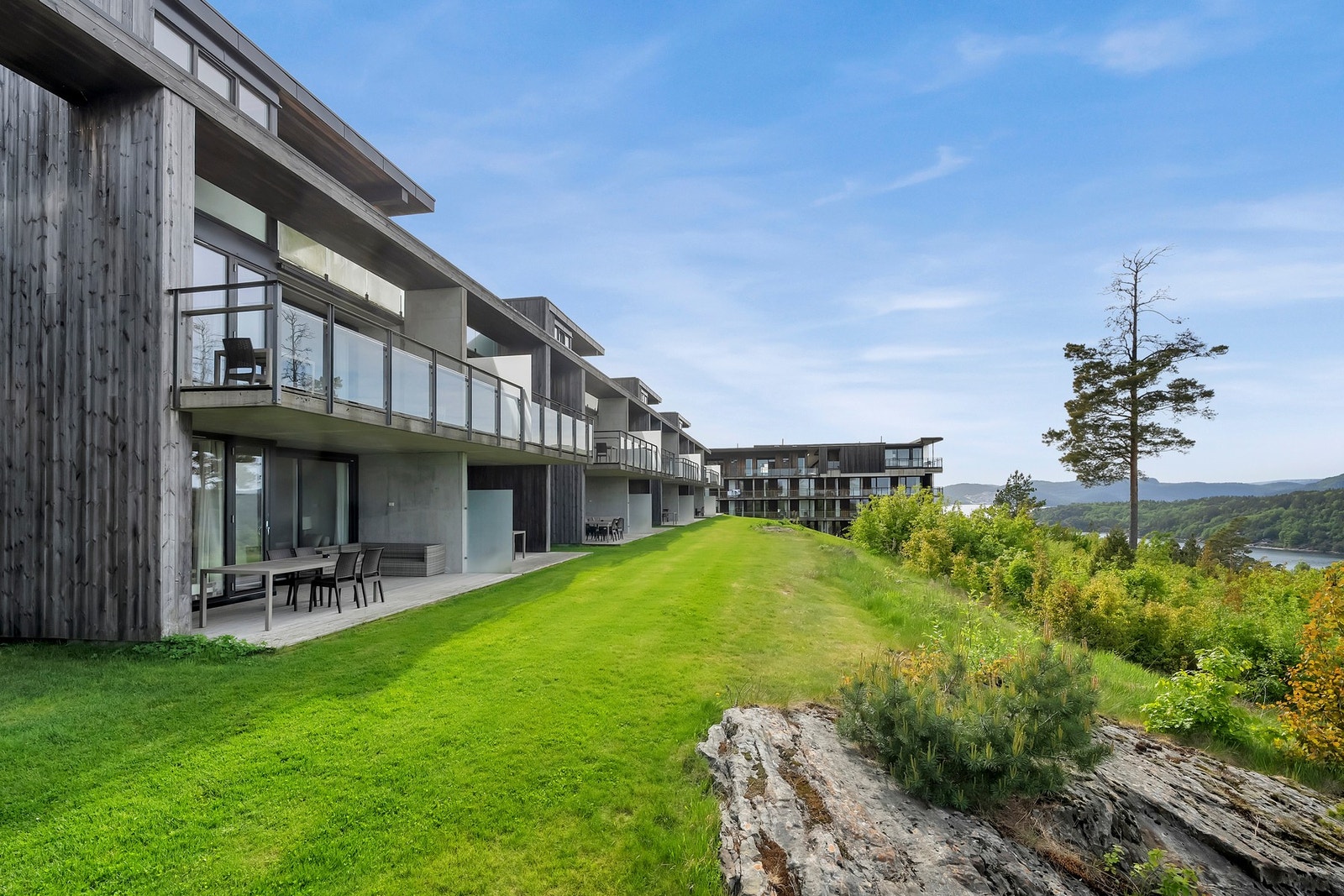 To romslige terrasser gir gode solforhold og utsikt som må oppleves. Galleribilde