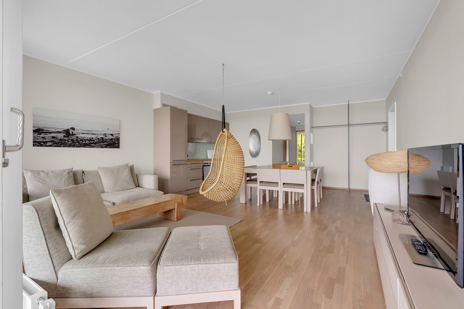 Stuen fremstår lys og romslig med store vindusflater som slipper inn rikelig med dagslys. Galleribilde