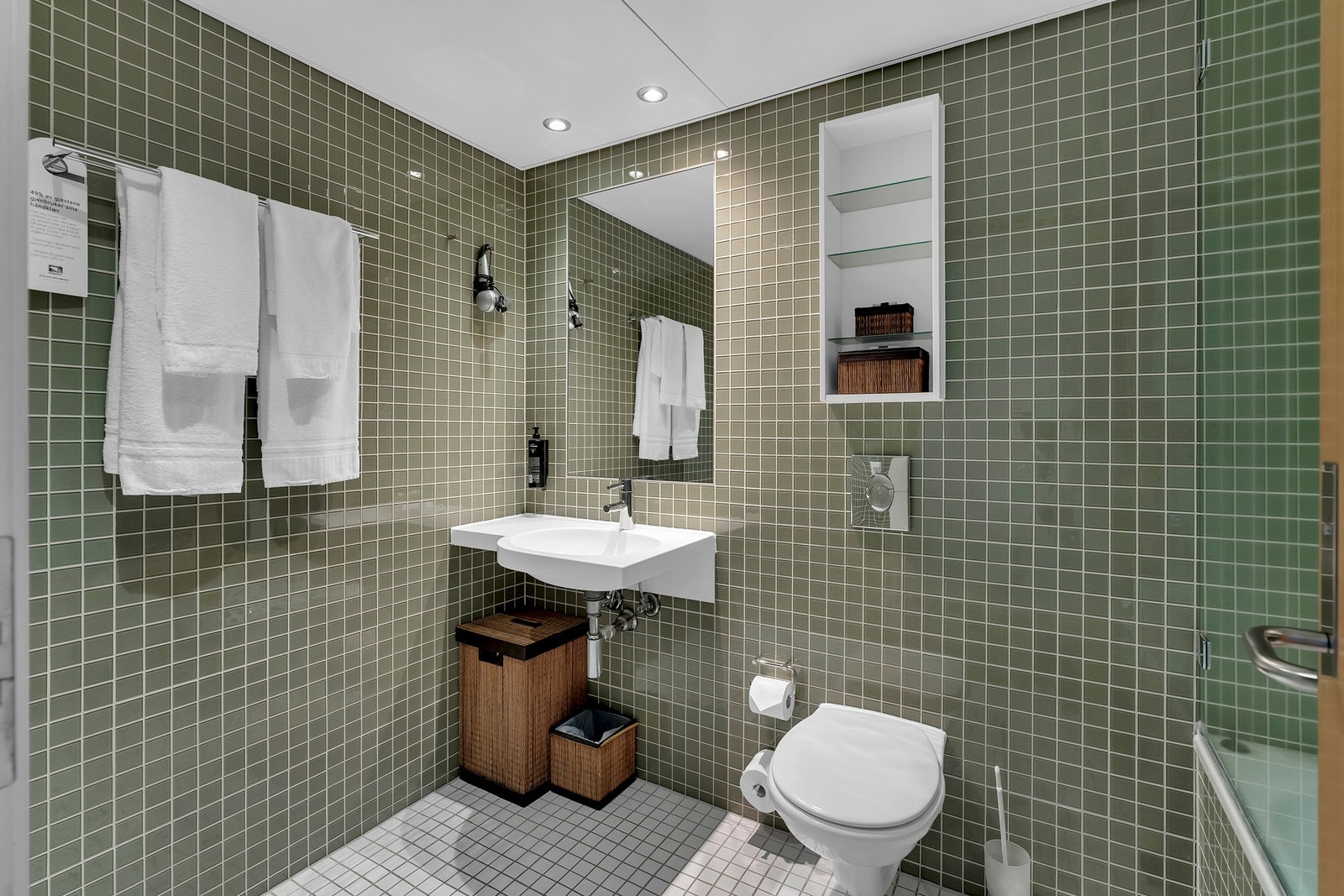 Hovedbadet er innredet med flislagt gulv og varmekabler, downlights i himling, vegghengt toalett og badekar. Galleribilde