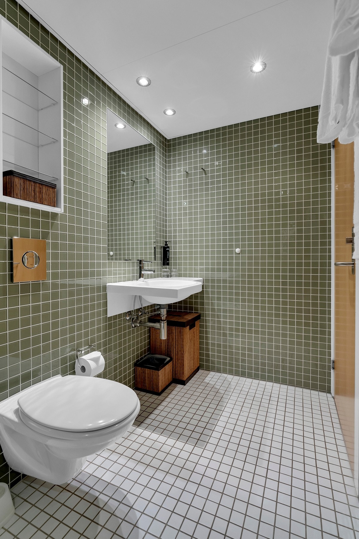 Også dette er flislagt, med varmekabler og downlights, og har tilsvarende baderomsinnredning som hovedbadet - men her med dusjhjørne og dusjvegger i herdet glass. Galleribilde