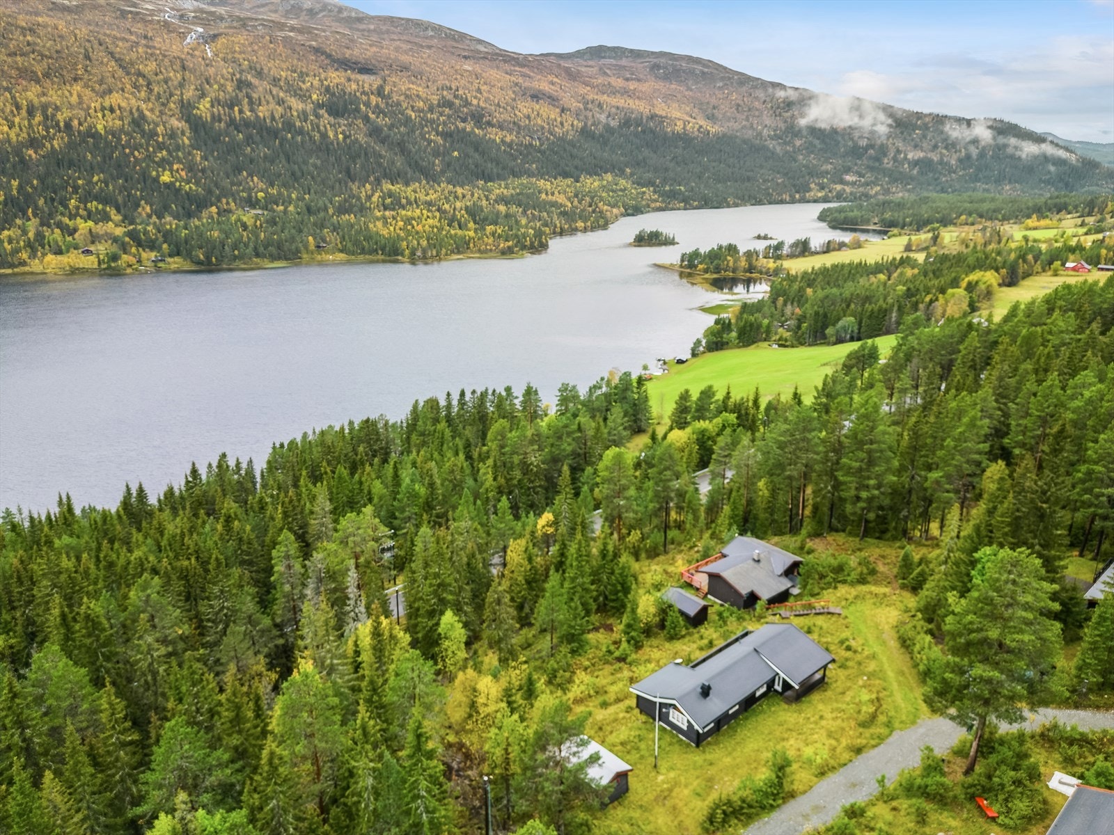 Eiendommen finner du med fin beliggenhet 773 moh i vakre Espedalen på solsiden av Espedalsvannet. Galleribilde
