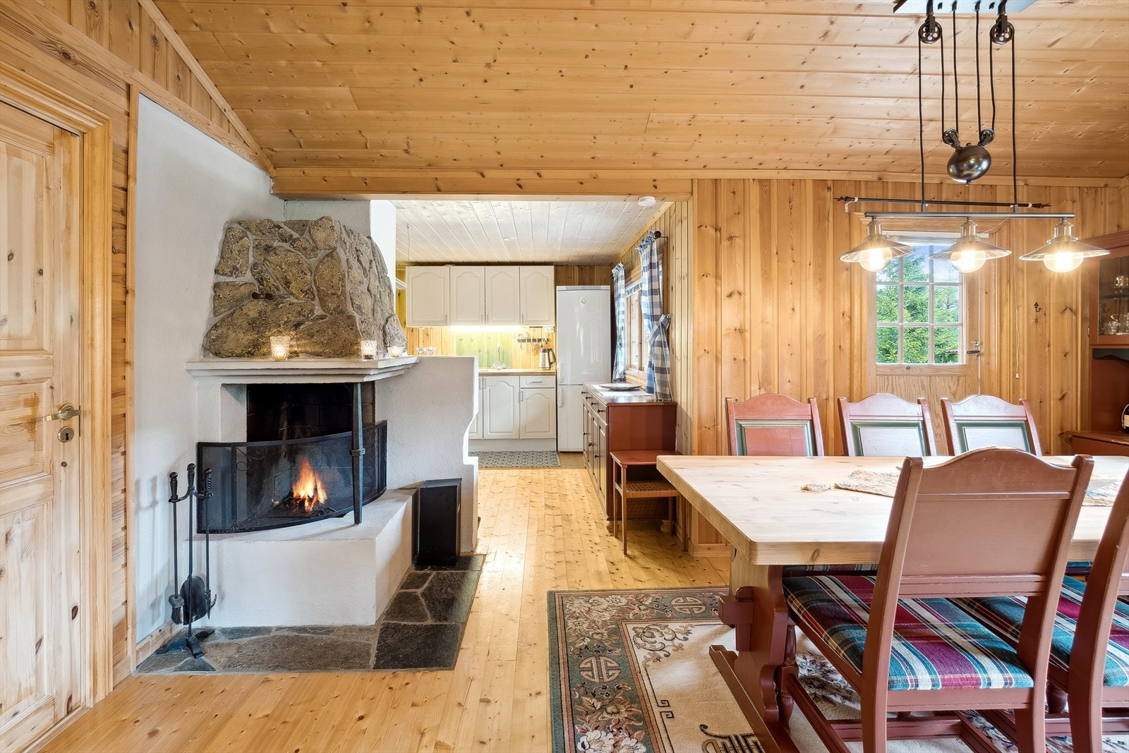 Stuen er et hyggelig oppholdsrom holdt i kjent hyttestil. Galleribilde