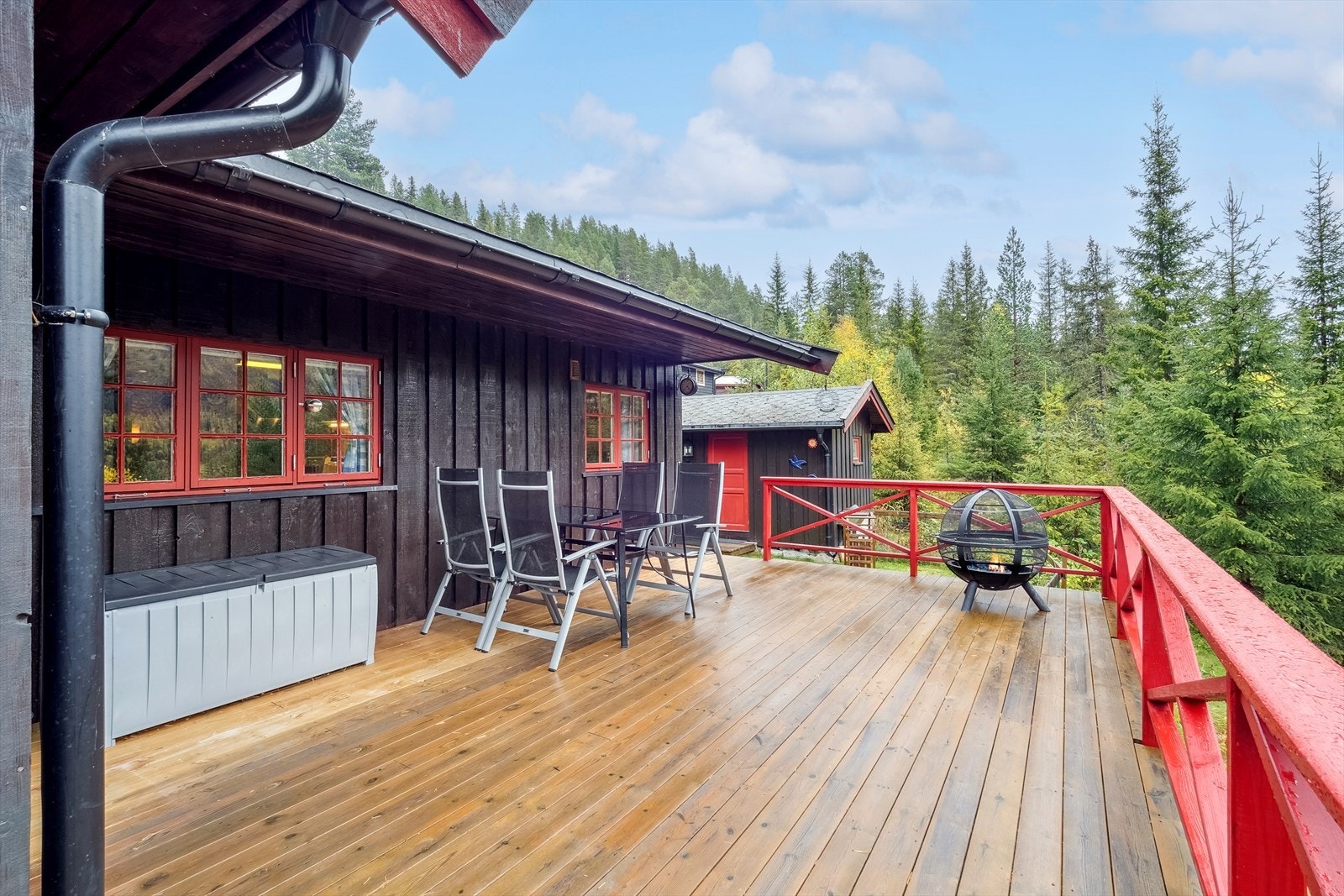 Romslig terrasse med utgang fra stue og videre tilgang til terreng. Galleribilde