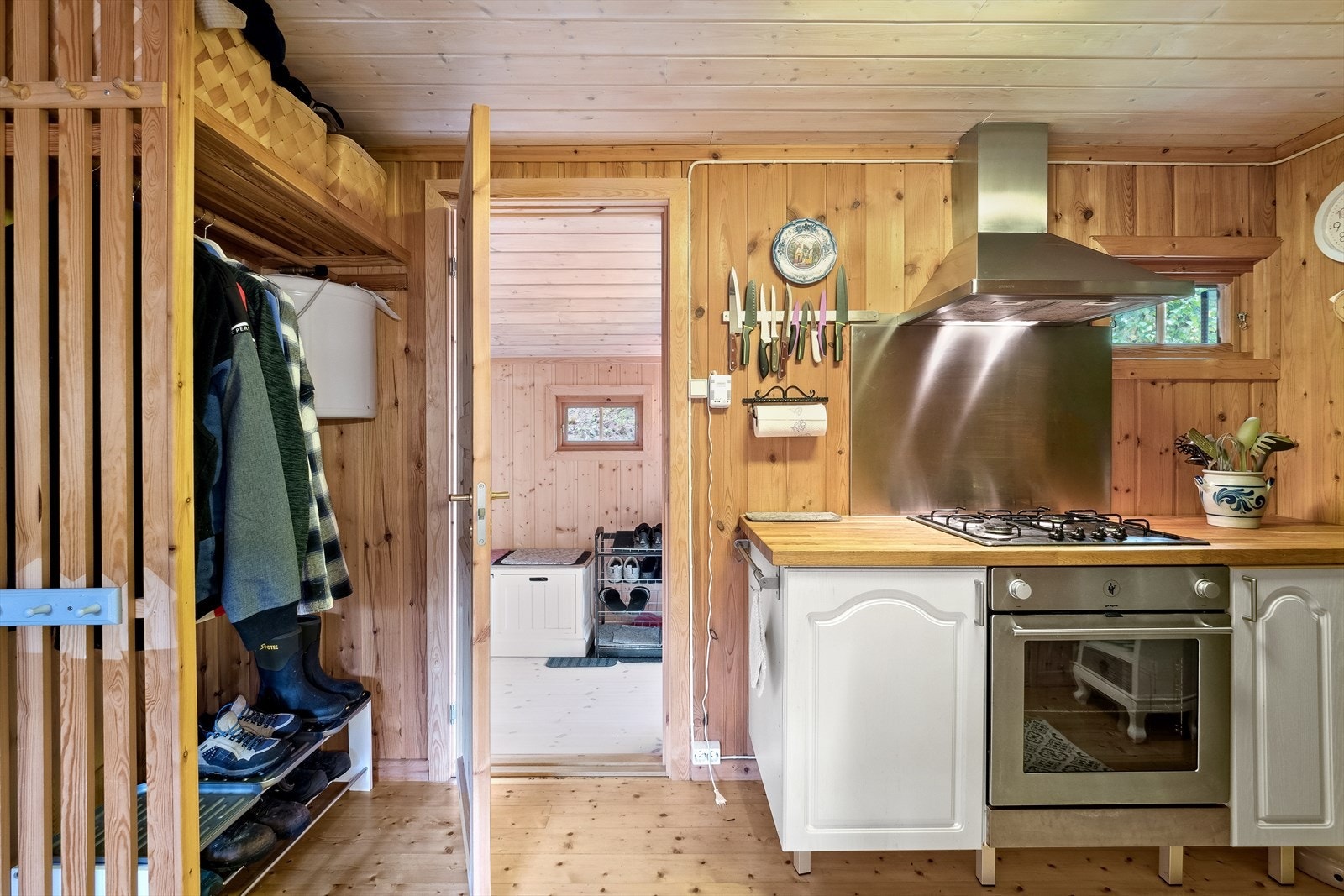 Kjøkken mot entré m/hendig garderobeløsning for sko og yttertøy. Galleribilde