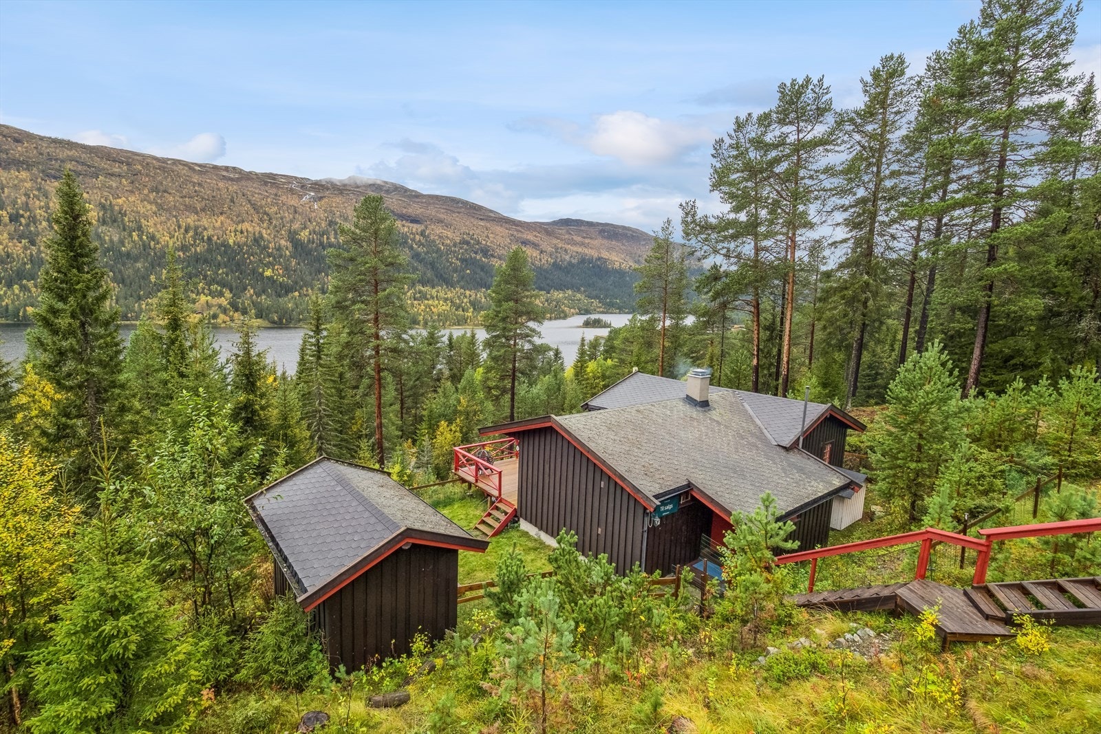 I tillegg til fritidsbolig er eiendommen bebygget med uthus på 9 kvm med utedo og bod-rom. Galleribilde