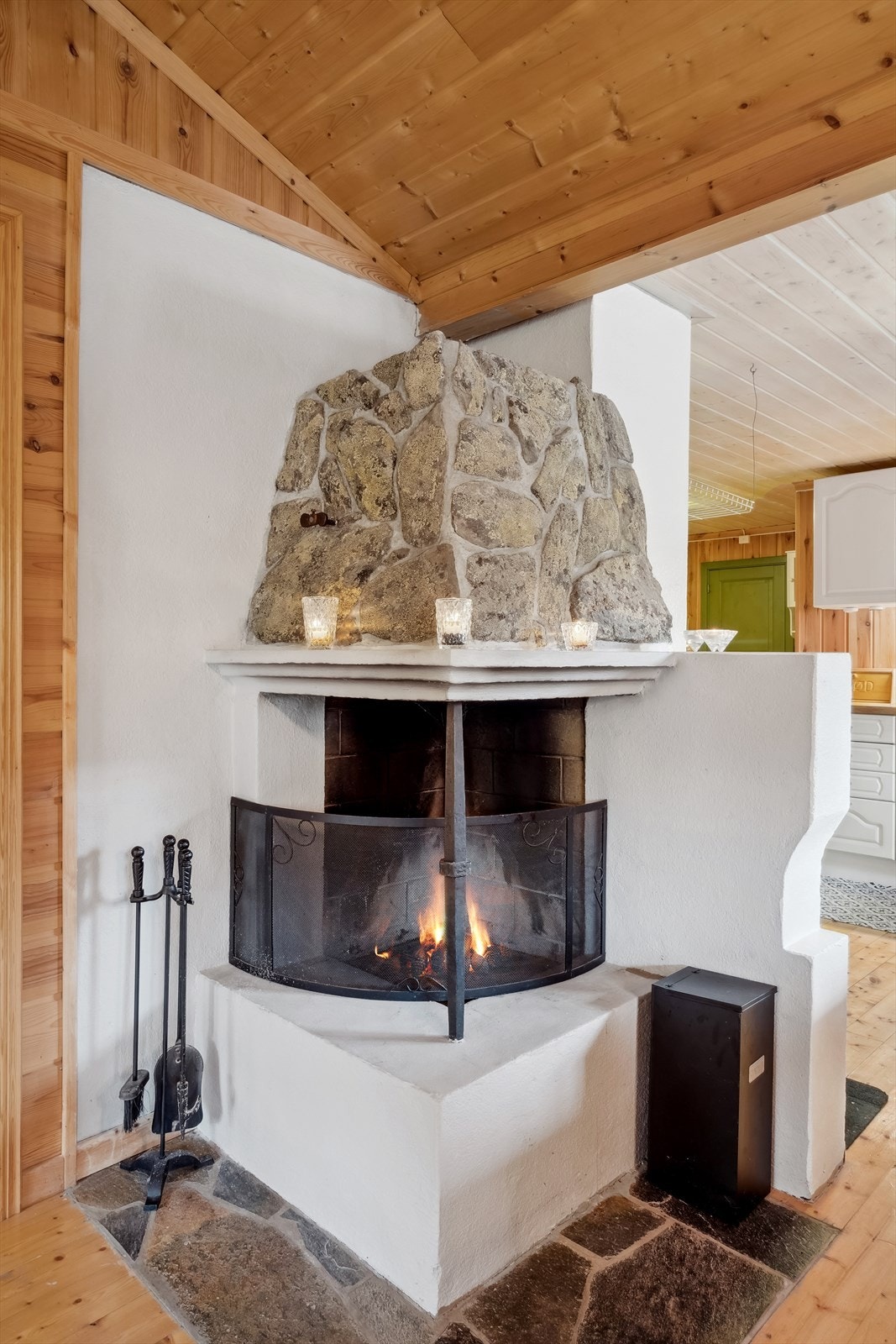 Åpen peis i rommet. Peis har ikke vært i bruk. Galleribilde