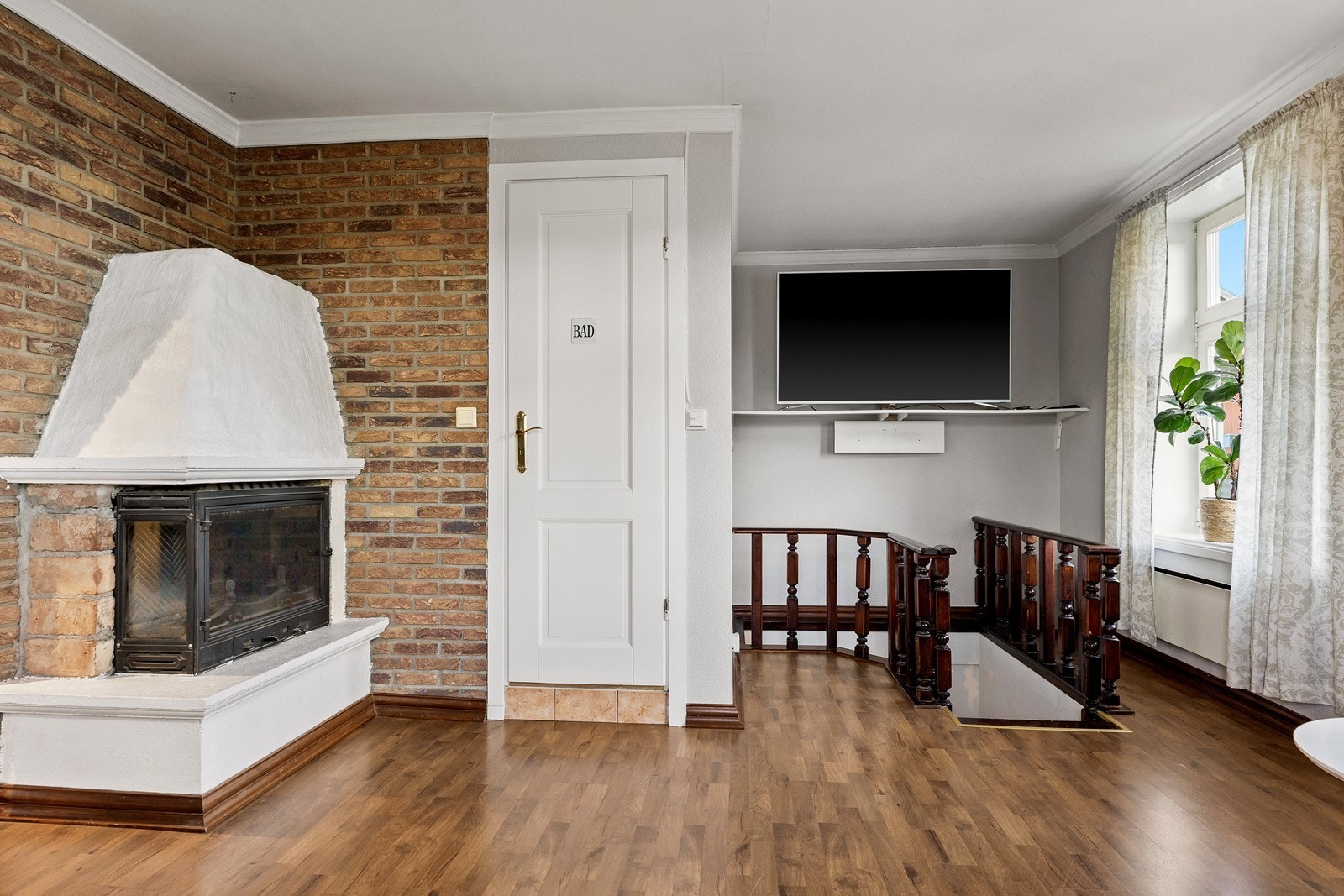 I stuen har man plass til sofagruppe og et lite spisebord Galleribilde