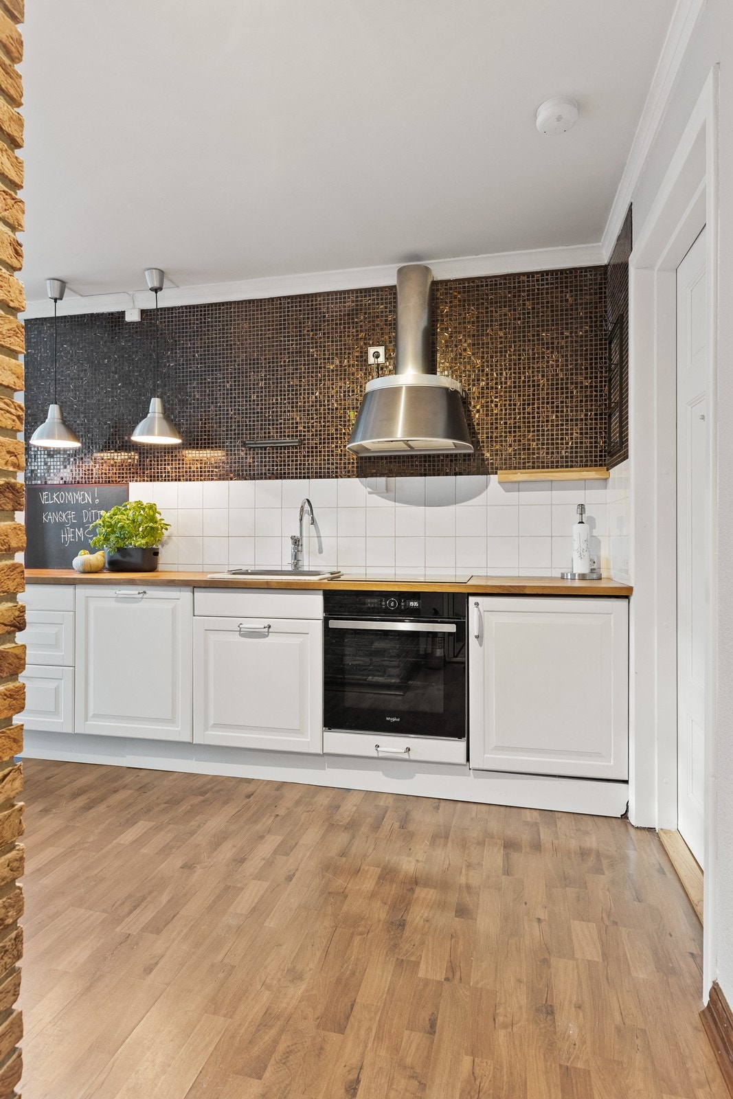 Det er et pent, velholdt kjøkken Galleribilde