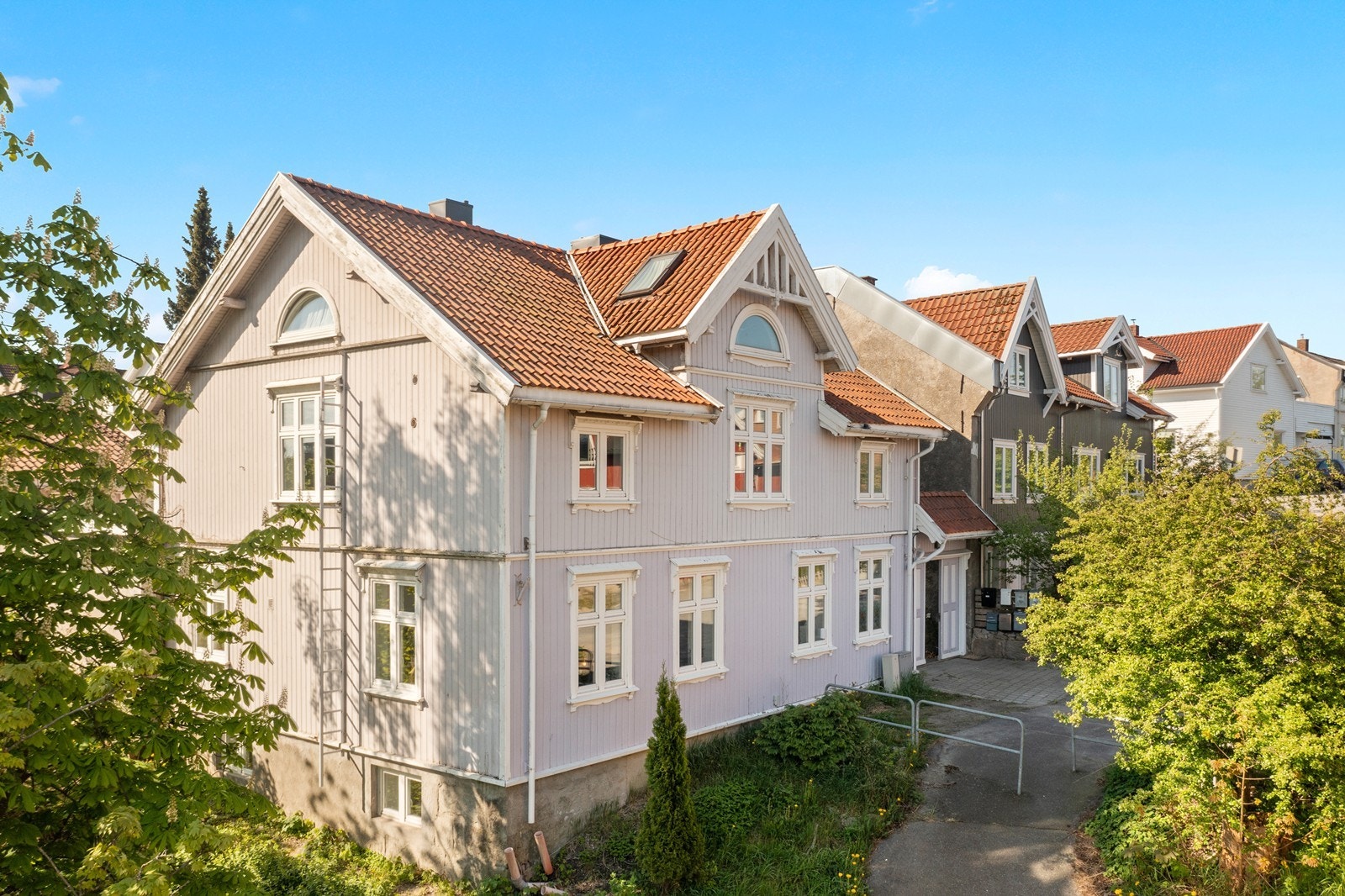 Store deler av kledningene er skiftet. Endevegg mot nord er malt i 2025 Galleribilde