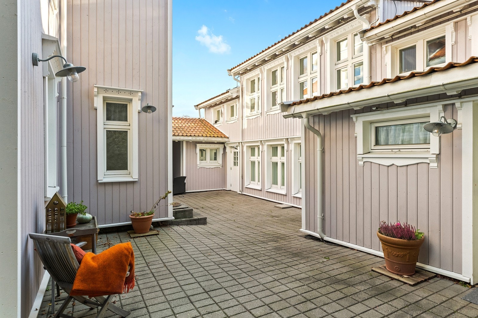 Det er en koselig bakgård ved inngangsdøren til leiligheten Galleribilde