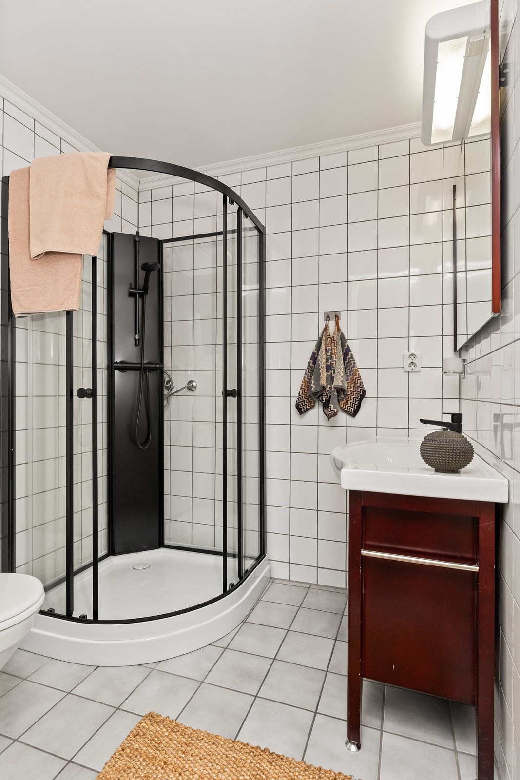 Badet fremstår som pent og har en velholdt standard. Her er det fliser på gulv og vegger. I 2024 er det skiftet toalettet, dusjkabinettet og blandebatteriet på servanten. Galleribilde