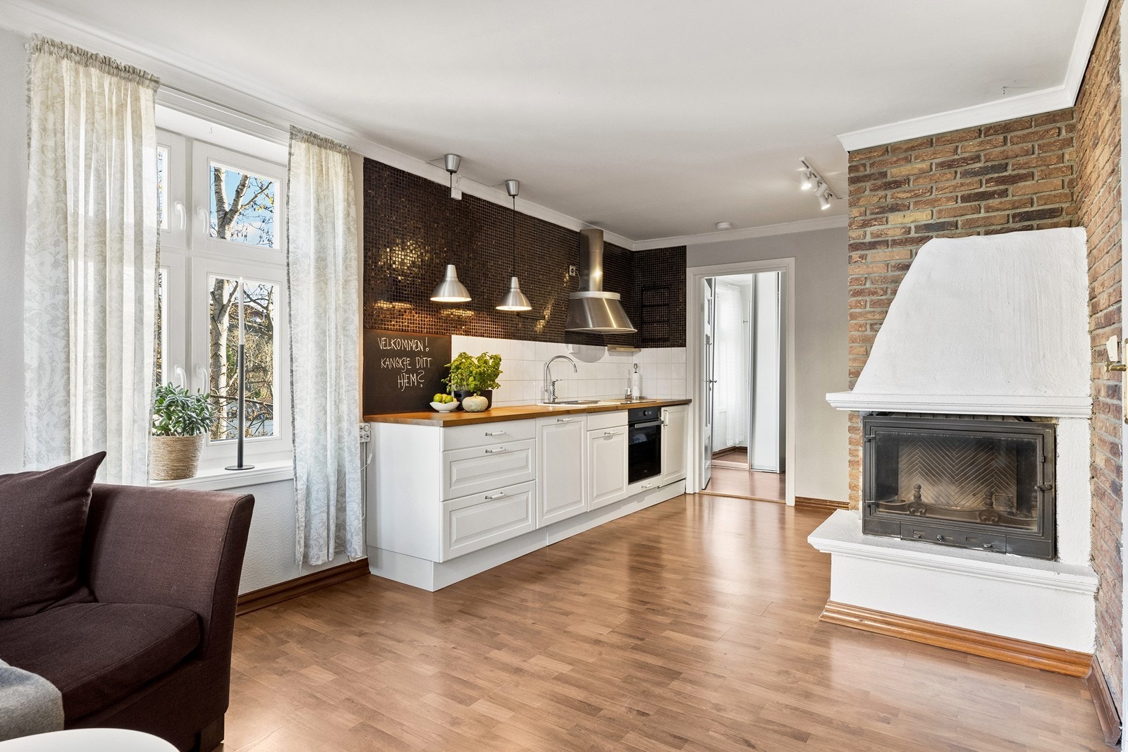 Leiligheten har soverom, bad, stue og kjøkken i 1. etasje. I underetasjen har man en kjeller som ikke er bruksendret Galleribilde