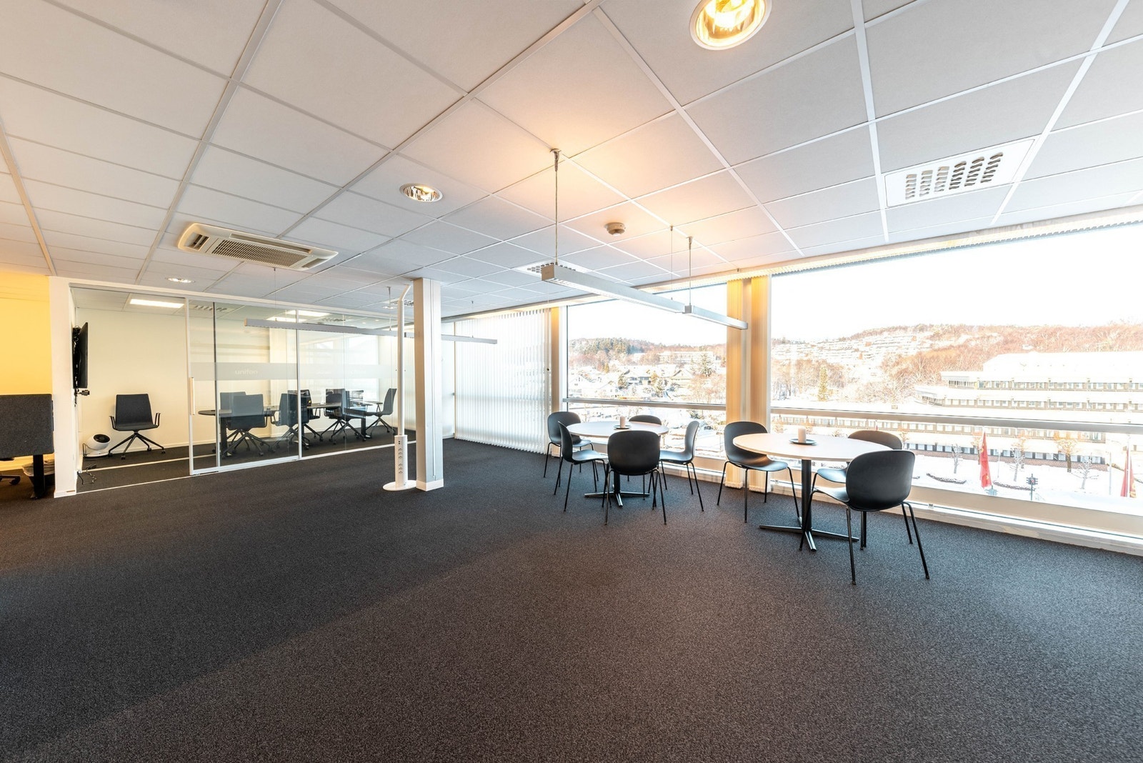 Lyse og innbydende kontorer Galleribilde