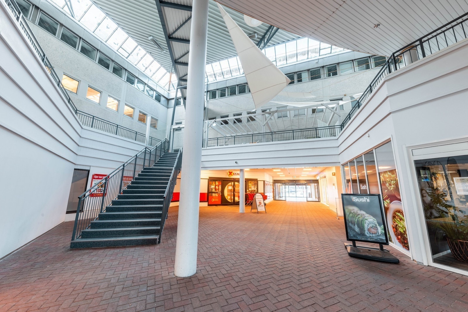 Butikker og restauranter på bakkeplan bidrar til at eiendommen oppleves som levende og velkomnende. Galleribilde