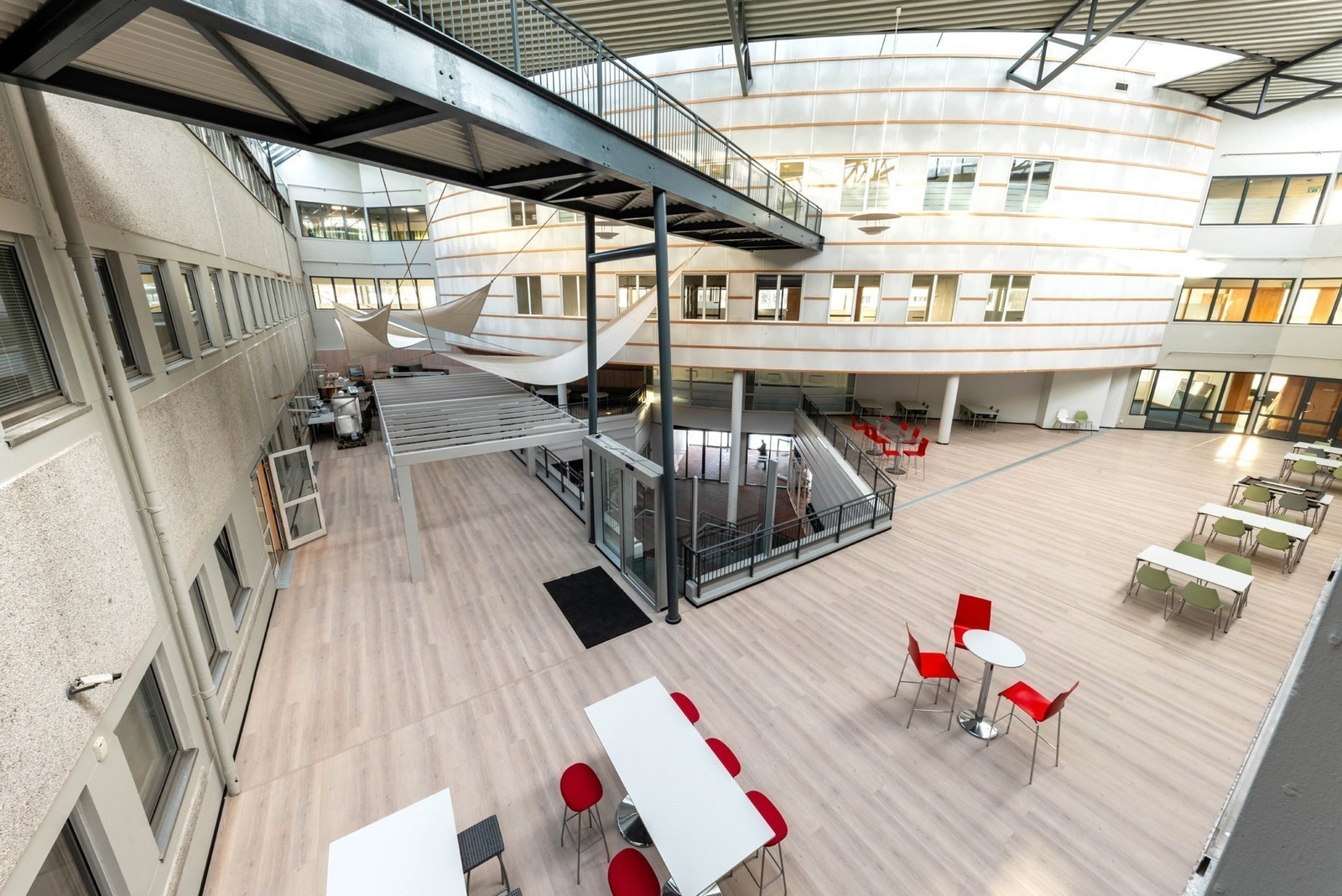 Stort og fint atrium med kantine der det er plass for sosiale aktiviteter. Galleribilde