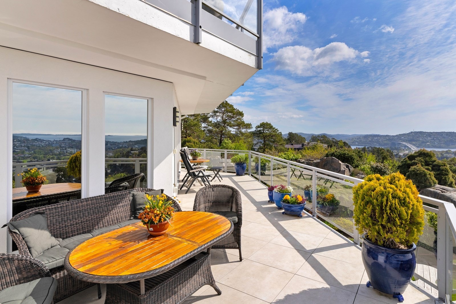 Videre følger en rekke bilder av uteplassen og utsikten. Galleribilde