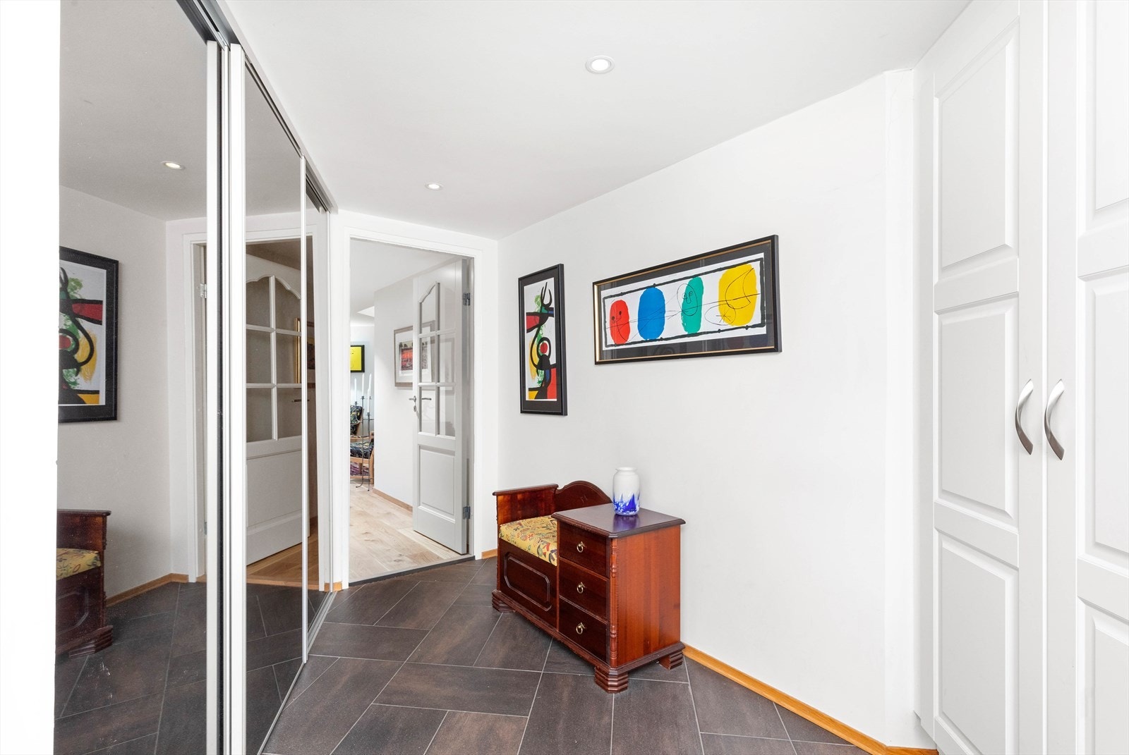 Flislagt gang med romslige garderober. Galleribilde