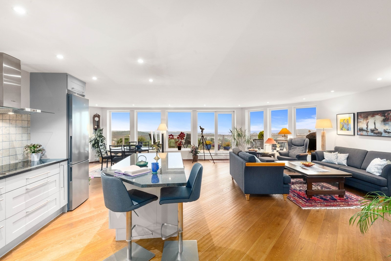 De store vinduene i front gir en god og luftig følelse inne i stuen og sørger for en nydelig utsikt over by og hav. Galleribilde