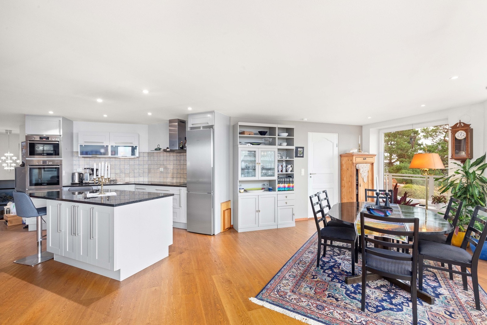 Kjøkkenet er praktisk plassert i rommet. Galleribilde