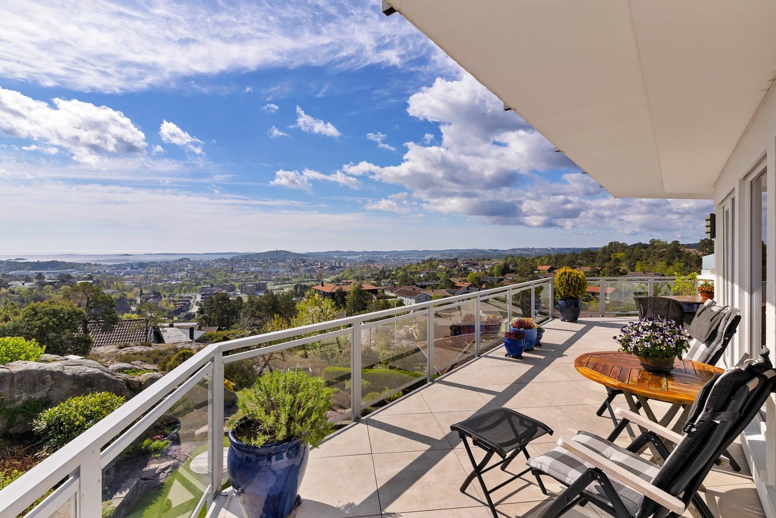 Eiendomsmegler Norge v/ Johan R. Elieson har gleden av å ønske velkommen til visning av Trejønnveien 57! Galleribilde