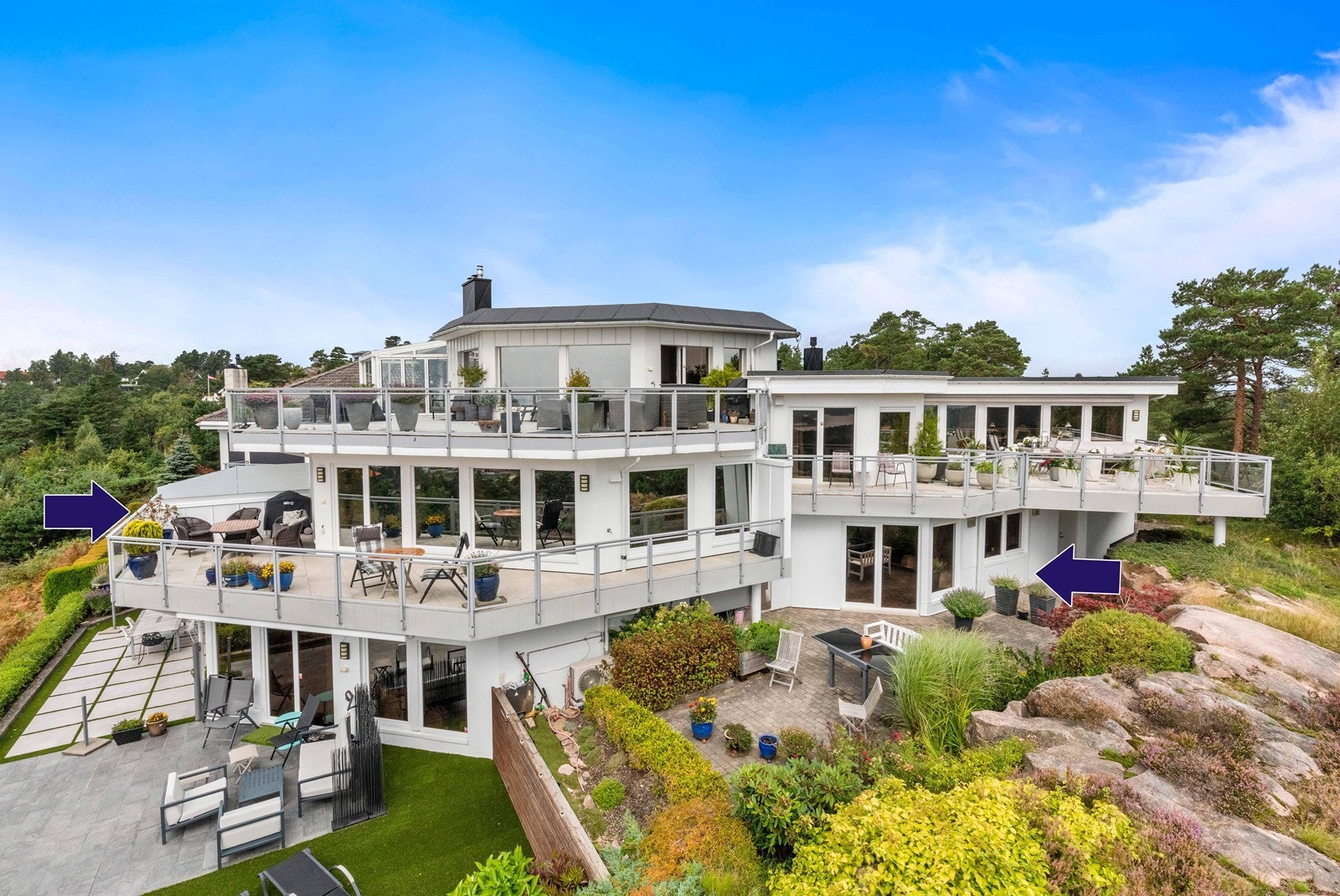 Lekker og innholdsrik 4-roms leilighet på 179m² med fantastisk utsikt og stor uteplass! Garasje med plass til to biler. Galleribilde