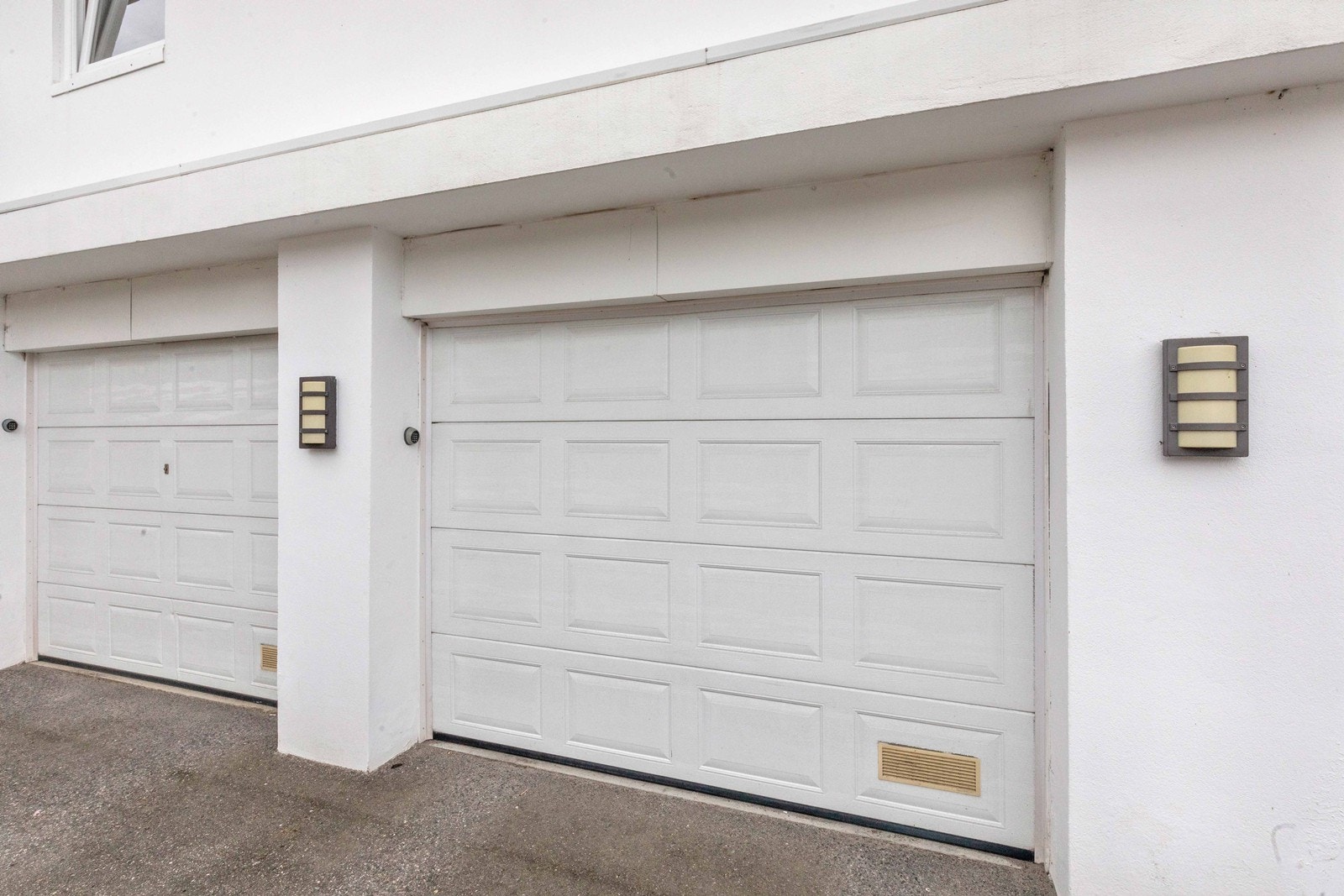 Lang garasje med automatisk portåpner. Garasjen har plass til 2 biler i dybden (ikke for store). Det er i tillegg felles gjesteparkeringsplasser. Adkomst inn i leiligheten fra garasjen. Galleribilde