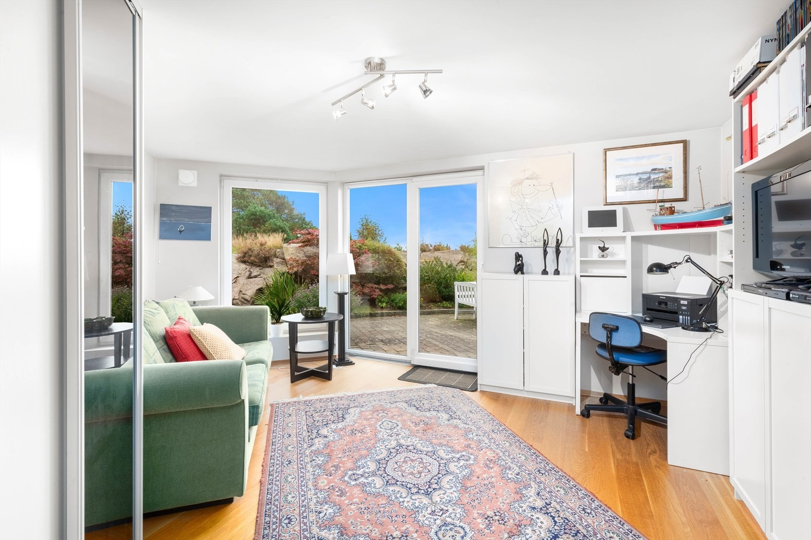 Leilighetens andre soverom/ tv stue. Herfra er det utgang til terrasse med gode solforhold og nydelig utsikt. Galleribilde