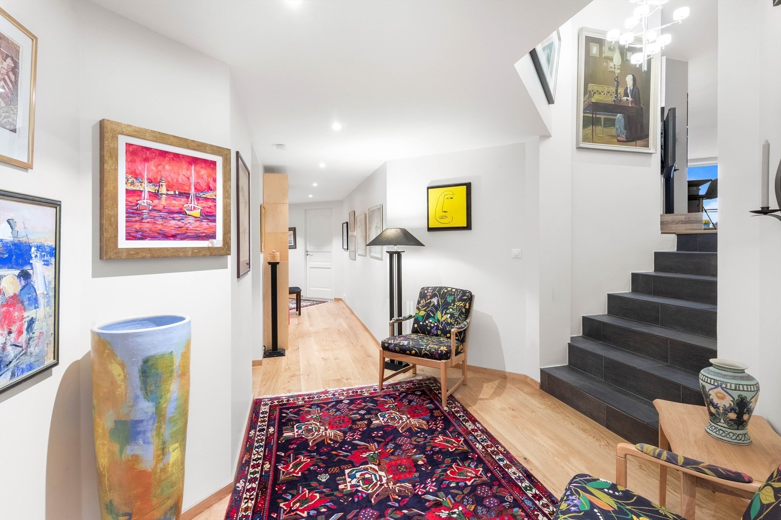 Gangen har en-stavs parkett på gulv og downlights i himling. Galleribilde