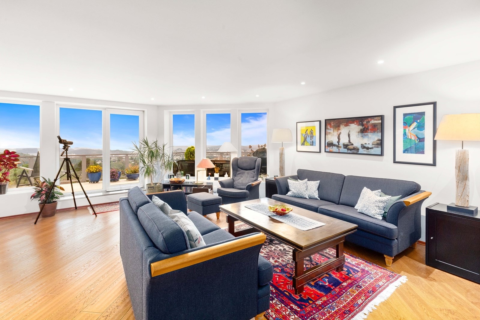 Stuen er enkel å innrede med plass til flere sittegrupper. Galleribilde