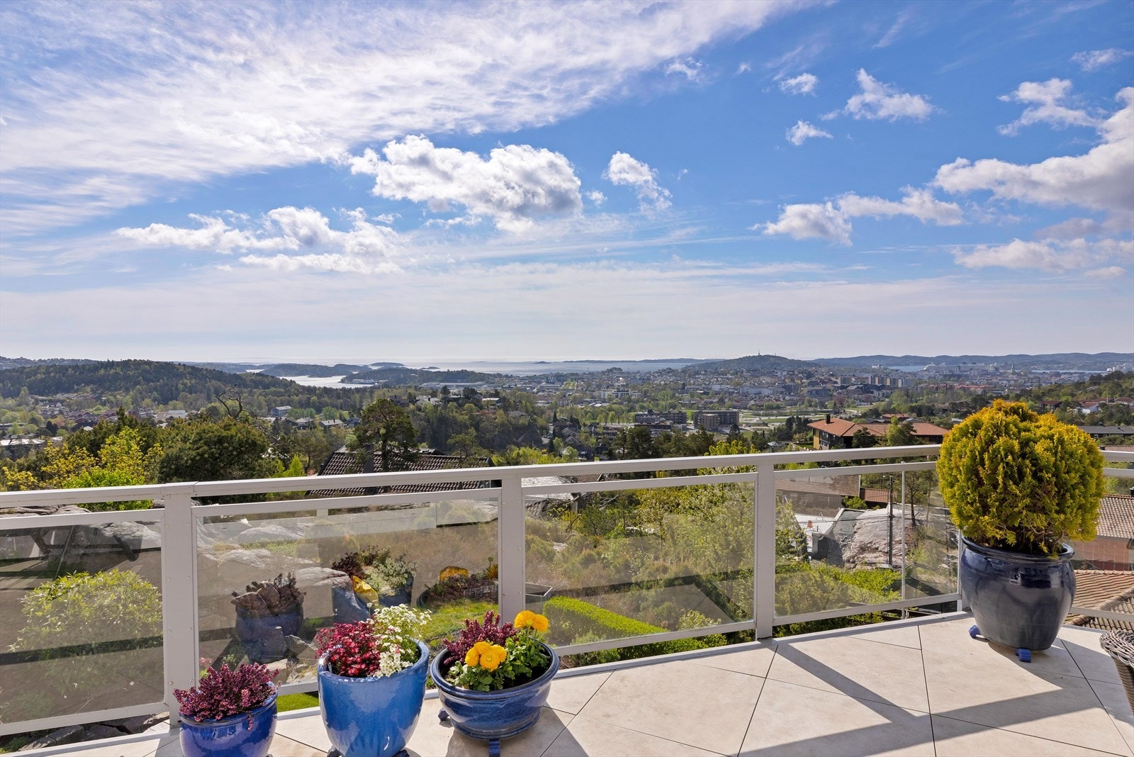 Fra leiligheten og uteplassen er det en nydelig utsikt over by og hav. Galleribilde