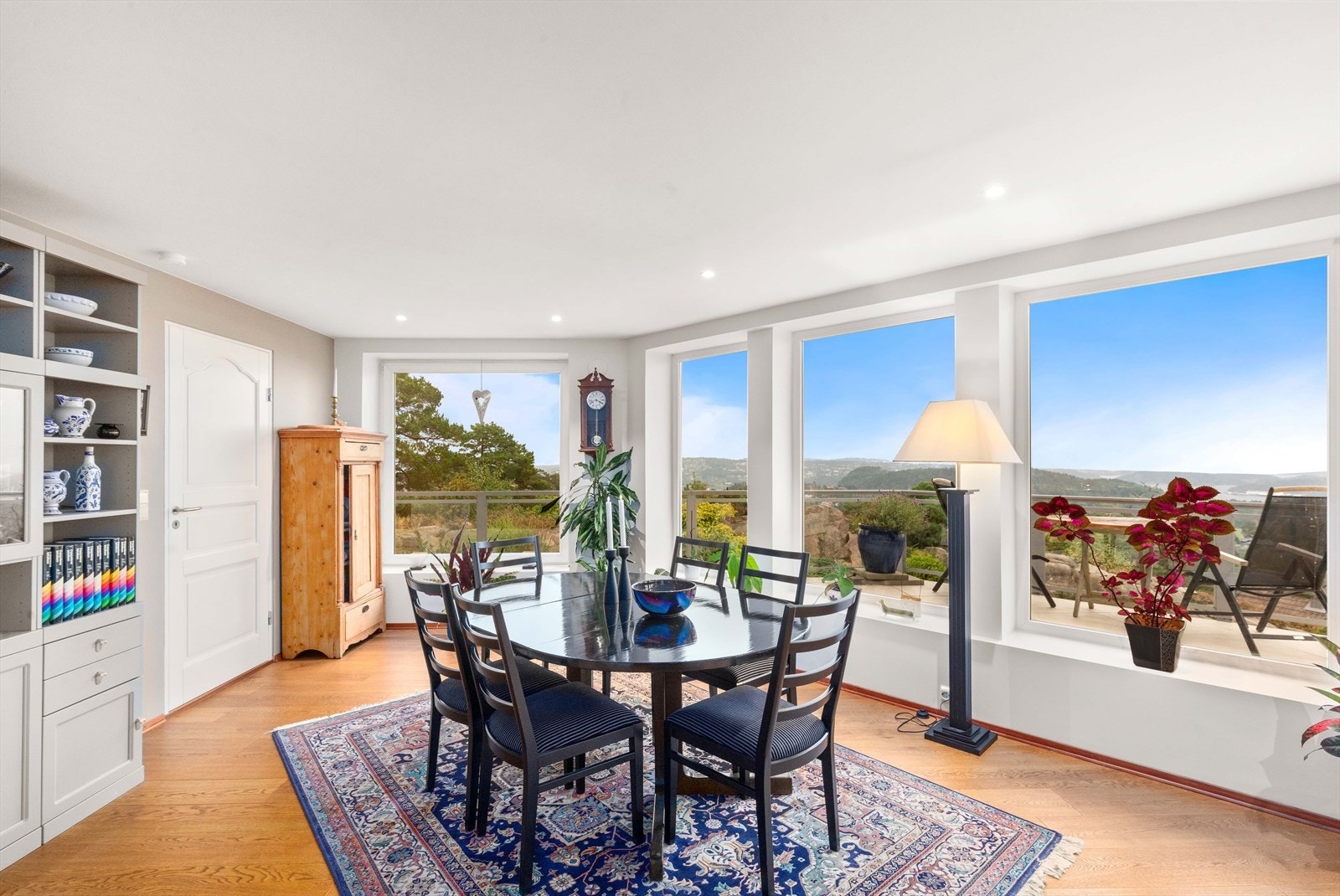 Fra stuen er det inngang til hovedsoverom med eget baderom. Galleribilde