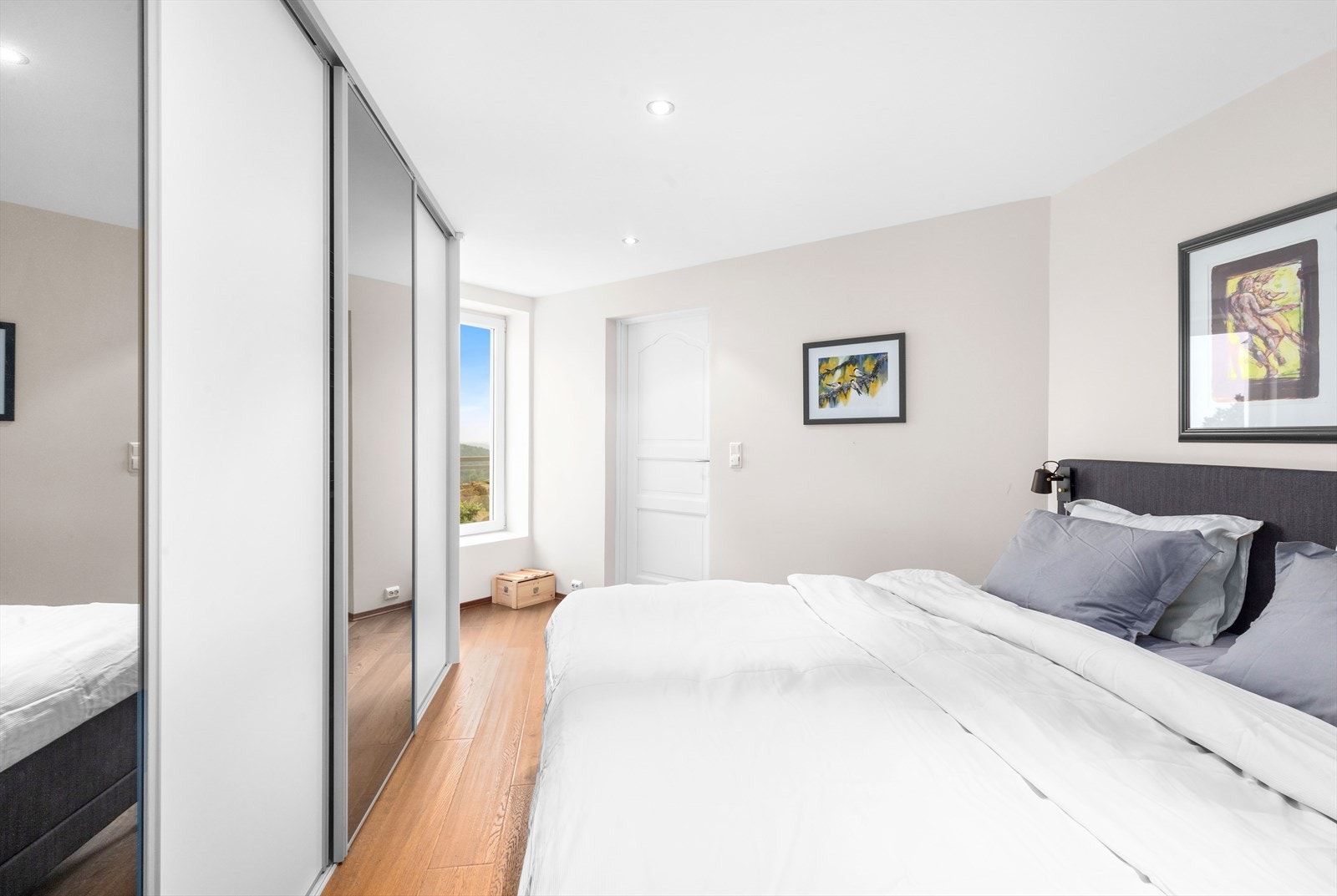 Hovedsoverom med stor skyvedørsgarderobe og plass til romslig seng med tilhørende møblement. Galleribilde