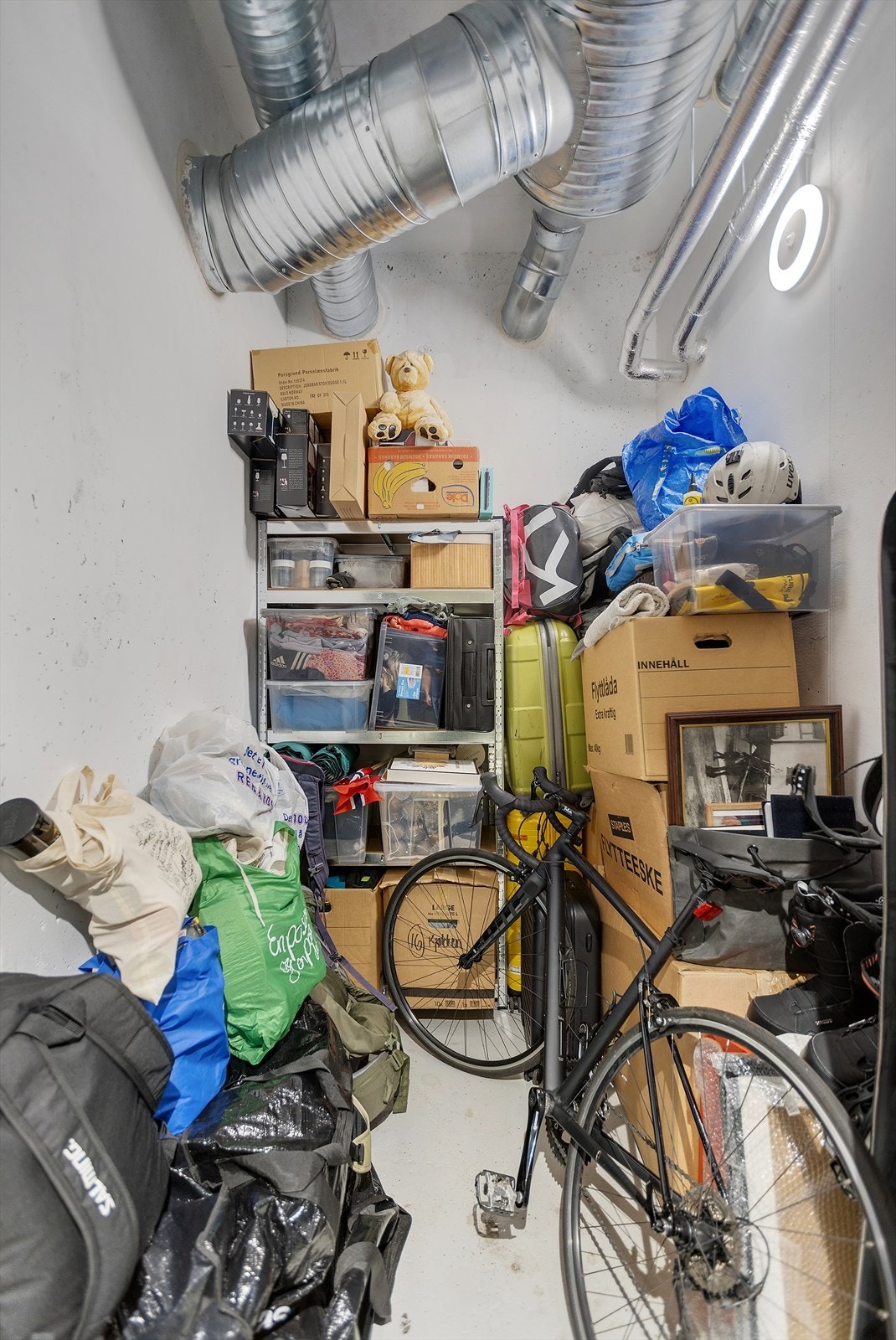 Leiligheten disponerer også den eneste kjellerboden med egen inngang! Galleribilde
