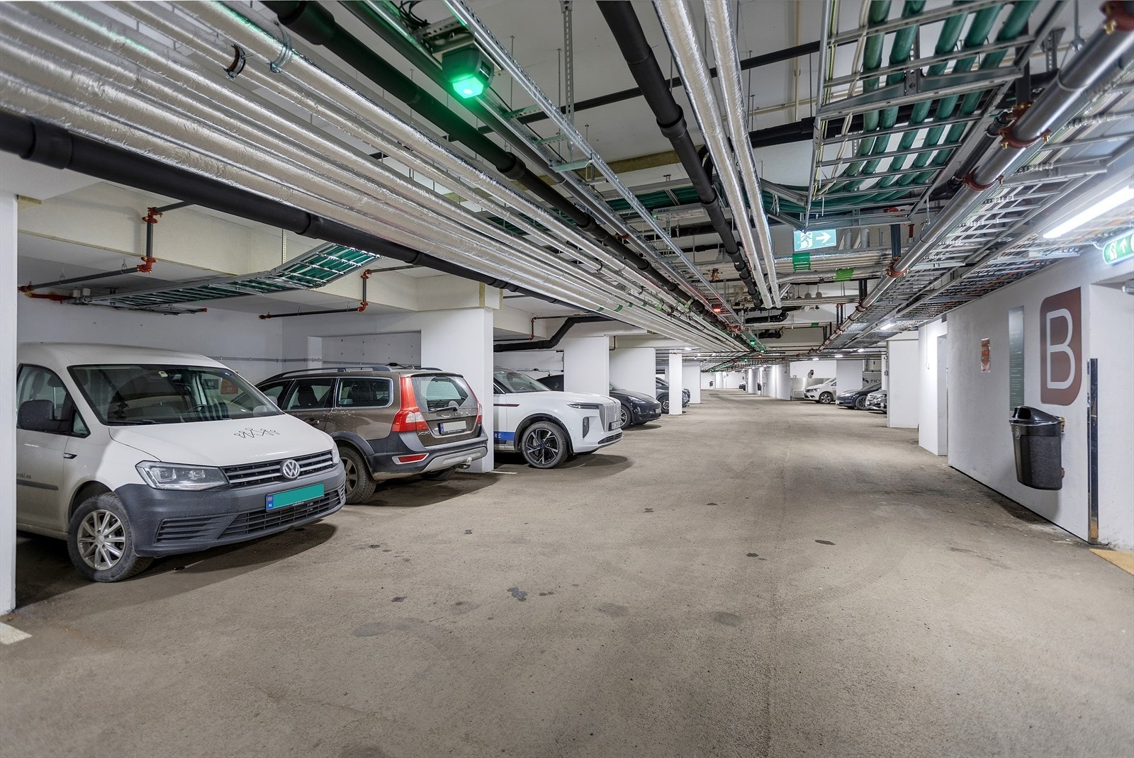 Det er mulighet for leie av dele-parkering i kjeller. Galleribilde